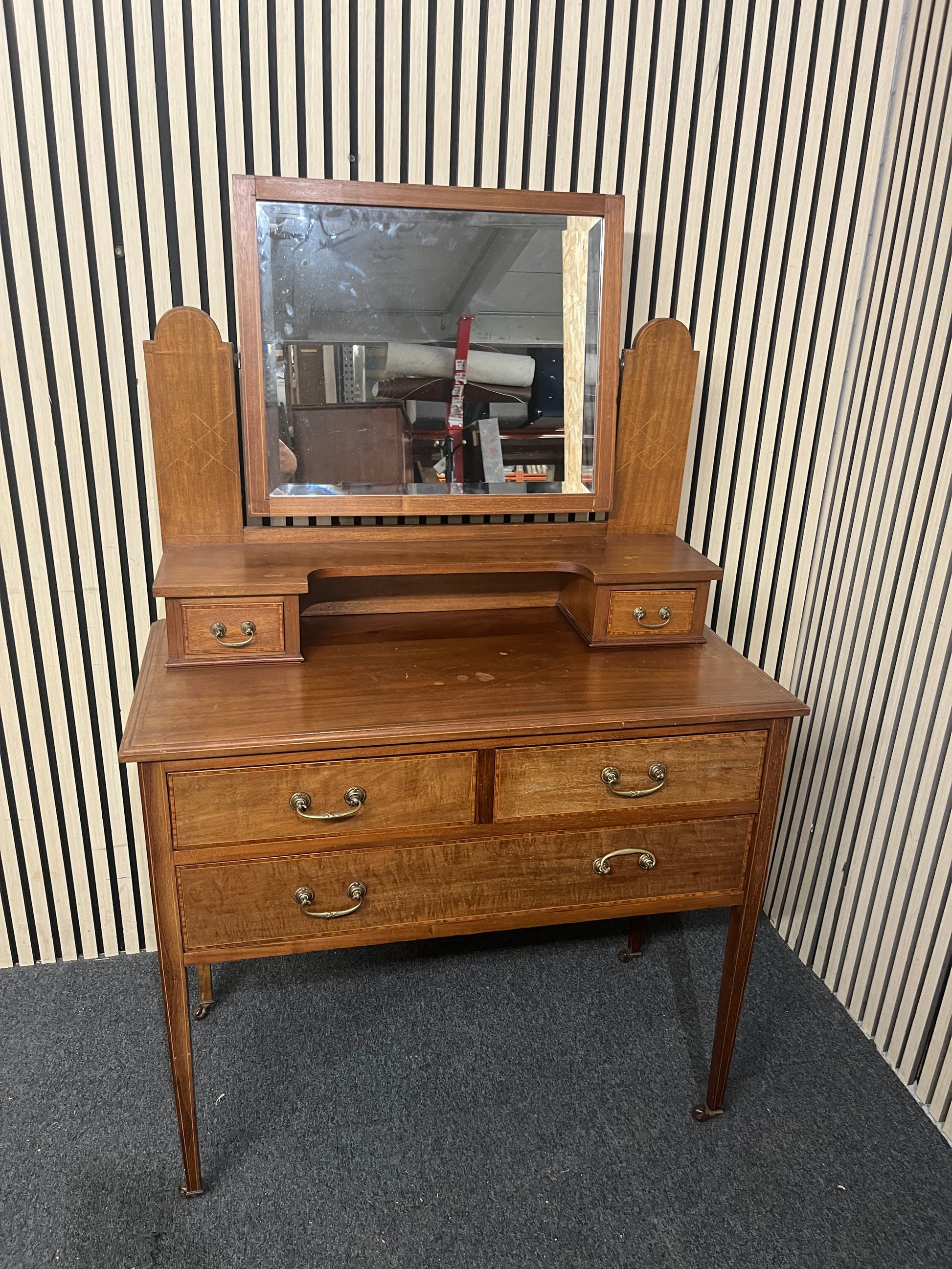 Vintage mahogany dresser with swing mirror, in dark wood mahogany (H 130 x W 92 x D 46 cm) 44011