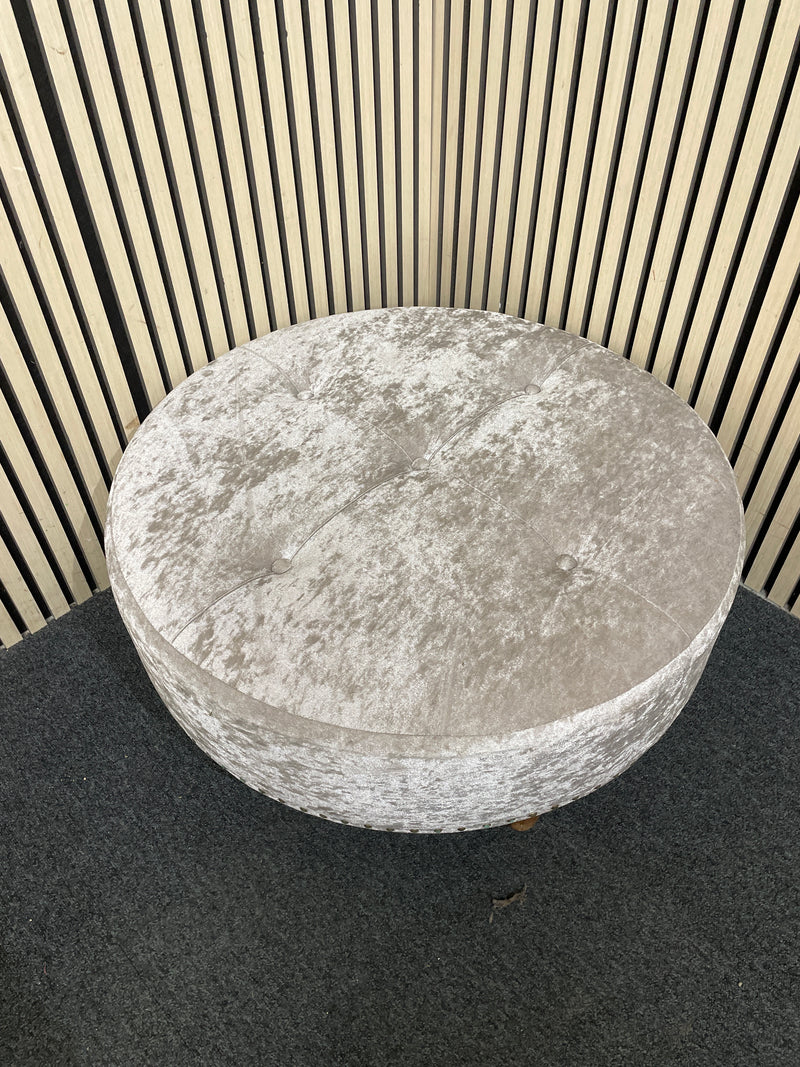 Large circular ottoman in grey velvet with button-tufted detailing. 44520
