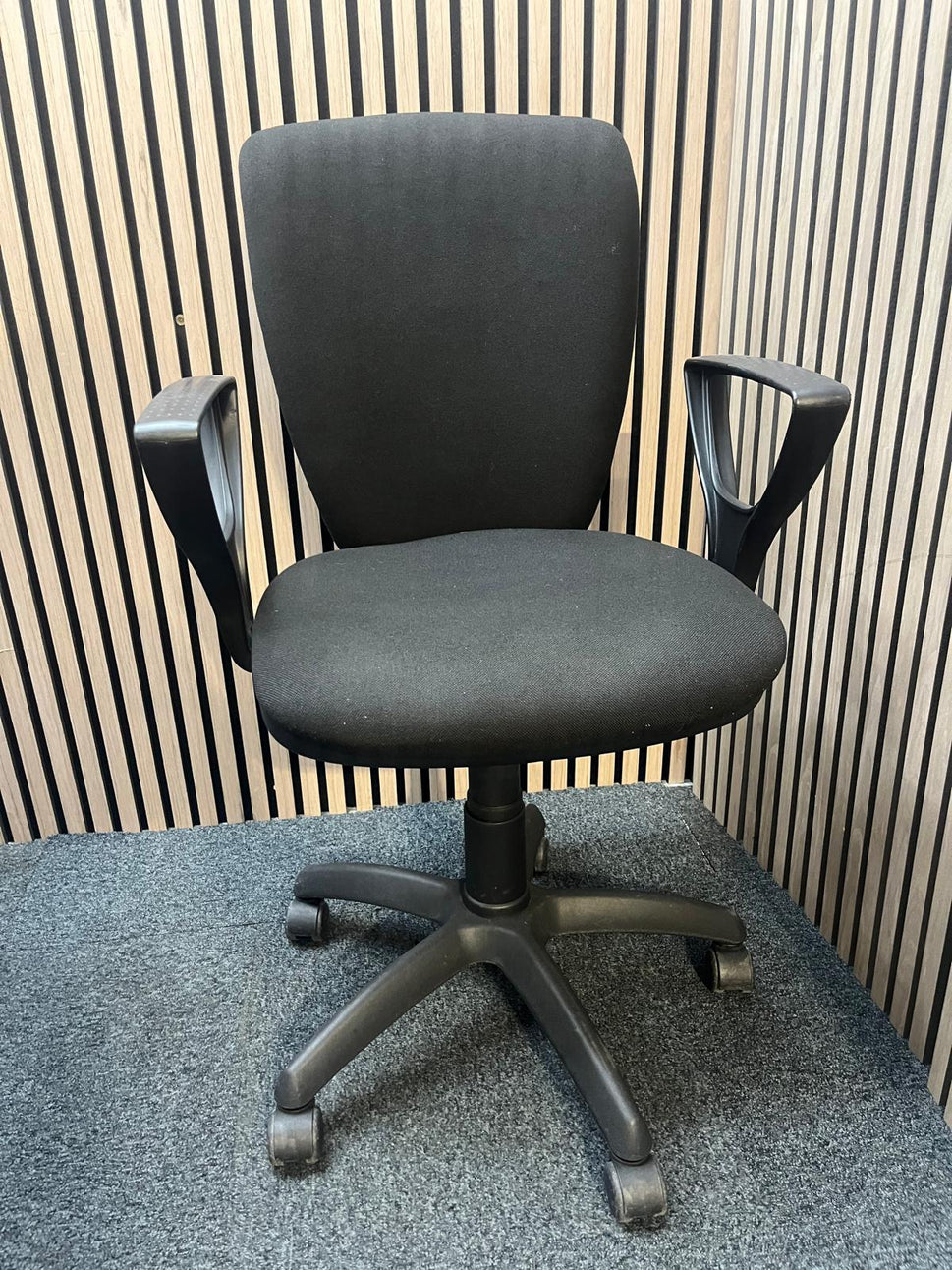 ( GRADE A) White 1400 x 800 desk with grey oak fixed pedestal + (GRADE A) Black fabric swivel chair bundle