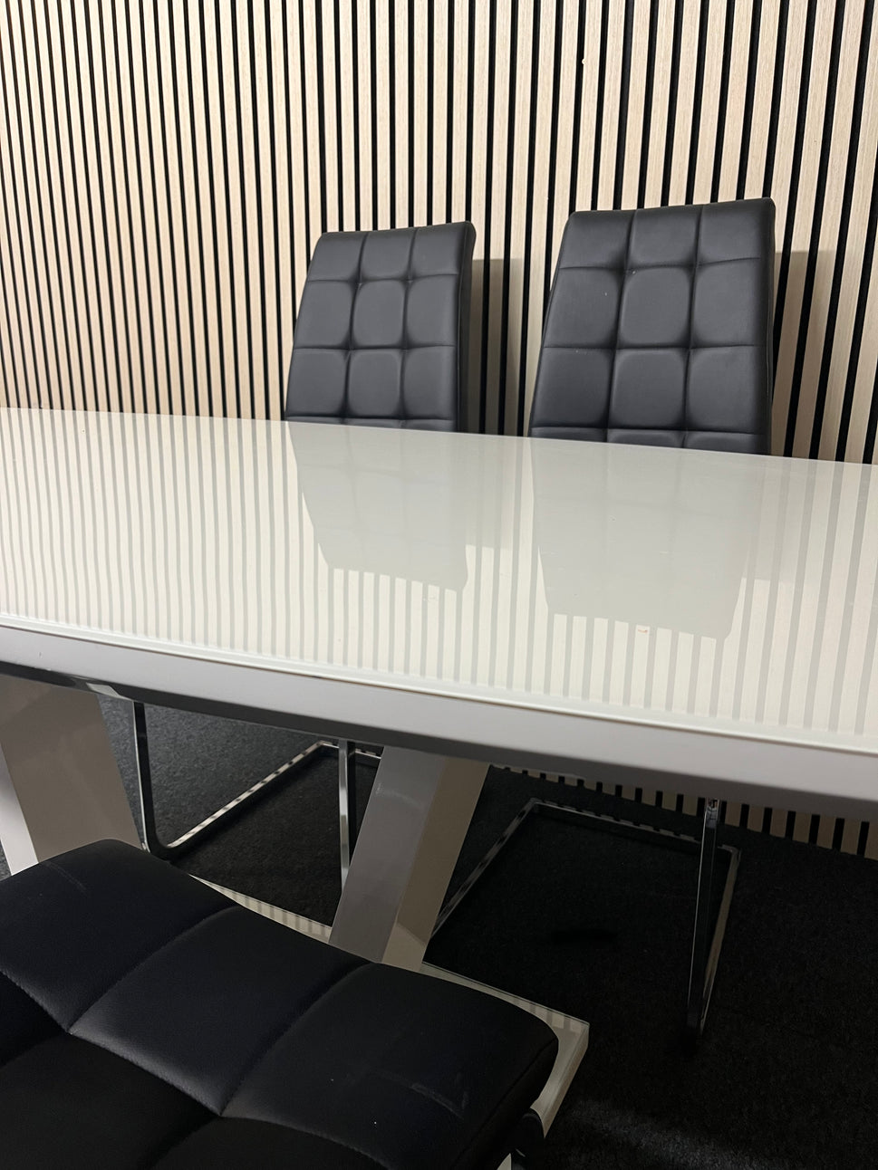 High polished glass modern dining table with 4 no. matching leather cantilever chairs 1325
