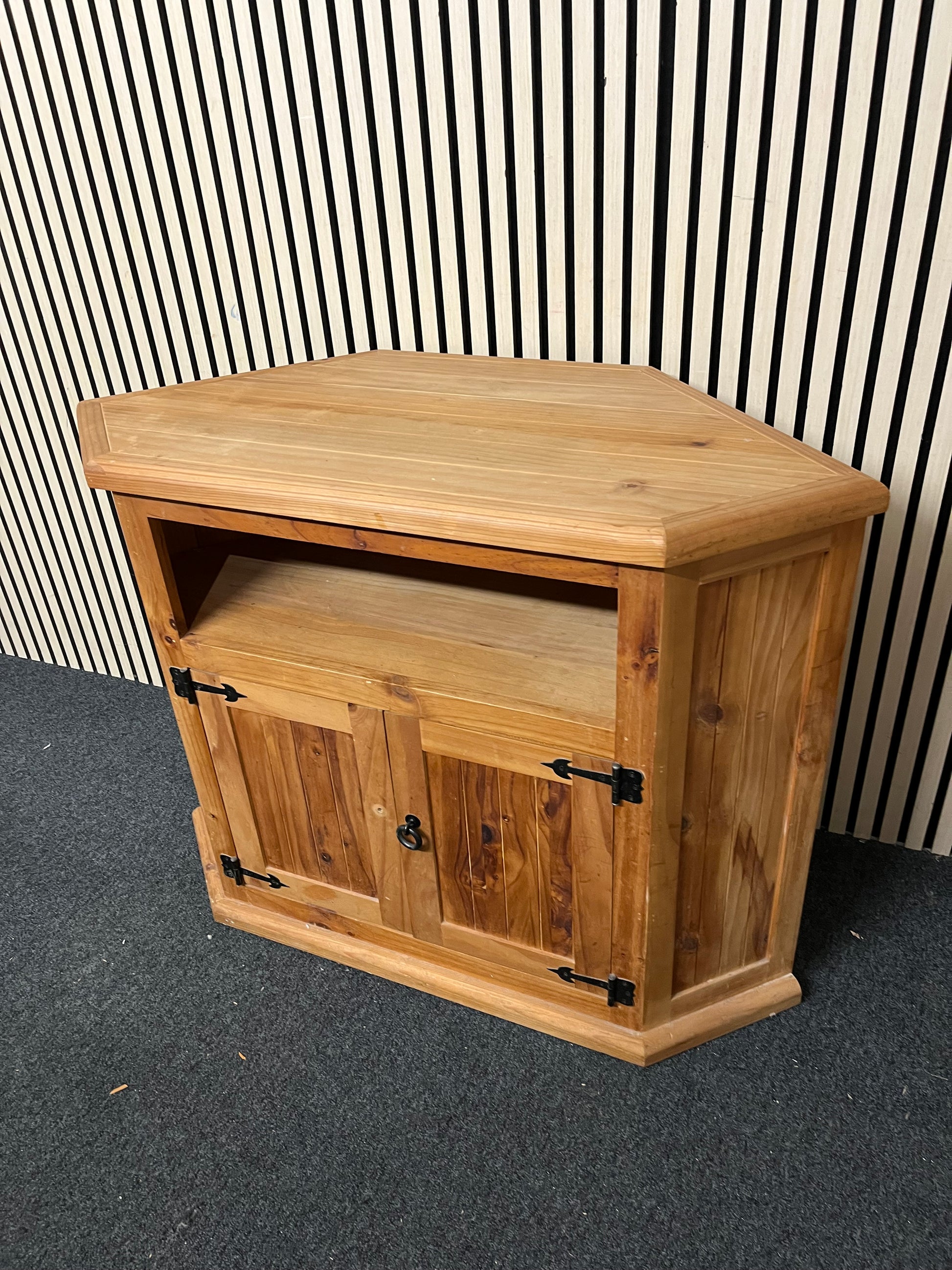 Low natural solid pine corner TV unit (H 81 x W 106 x D 50 cm) 2425