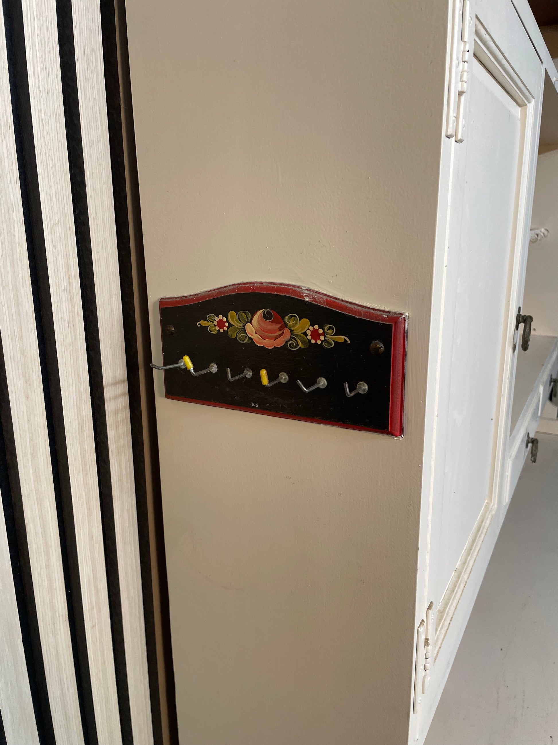 Large cream painted solid pine kitchen dresser (H 210 x W 180 x D 47 cm( 2425