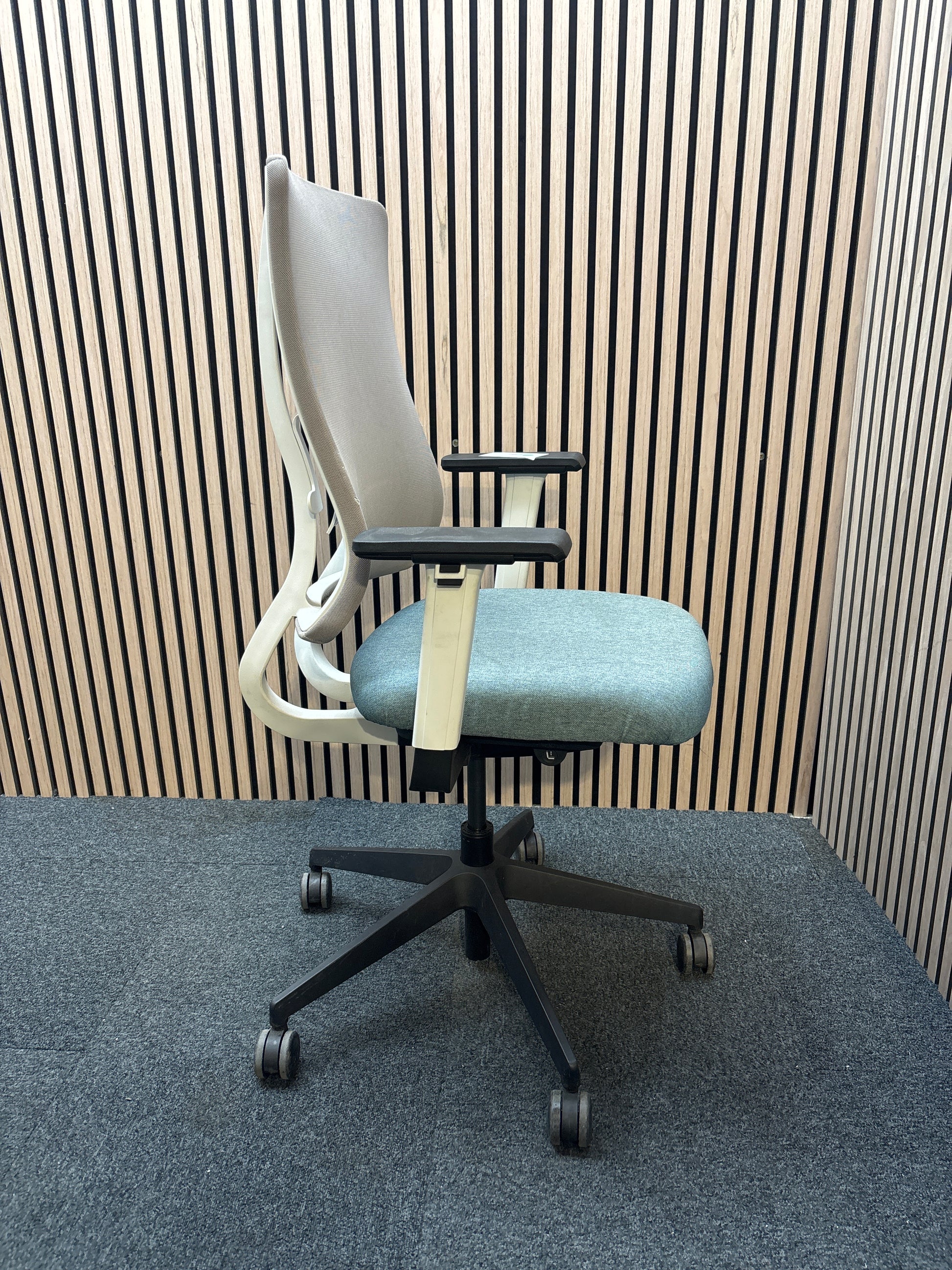 Miku secondhand mesh task swivel chair with back height adjustment, synchronised mechanism and 3D adjustable arms- Teal seat fabric
