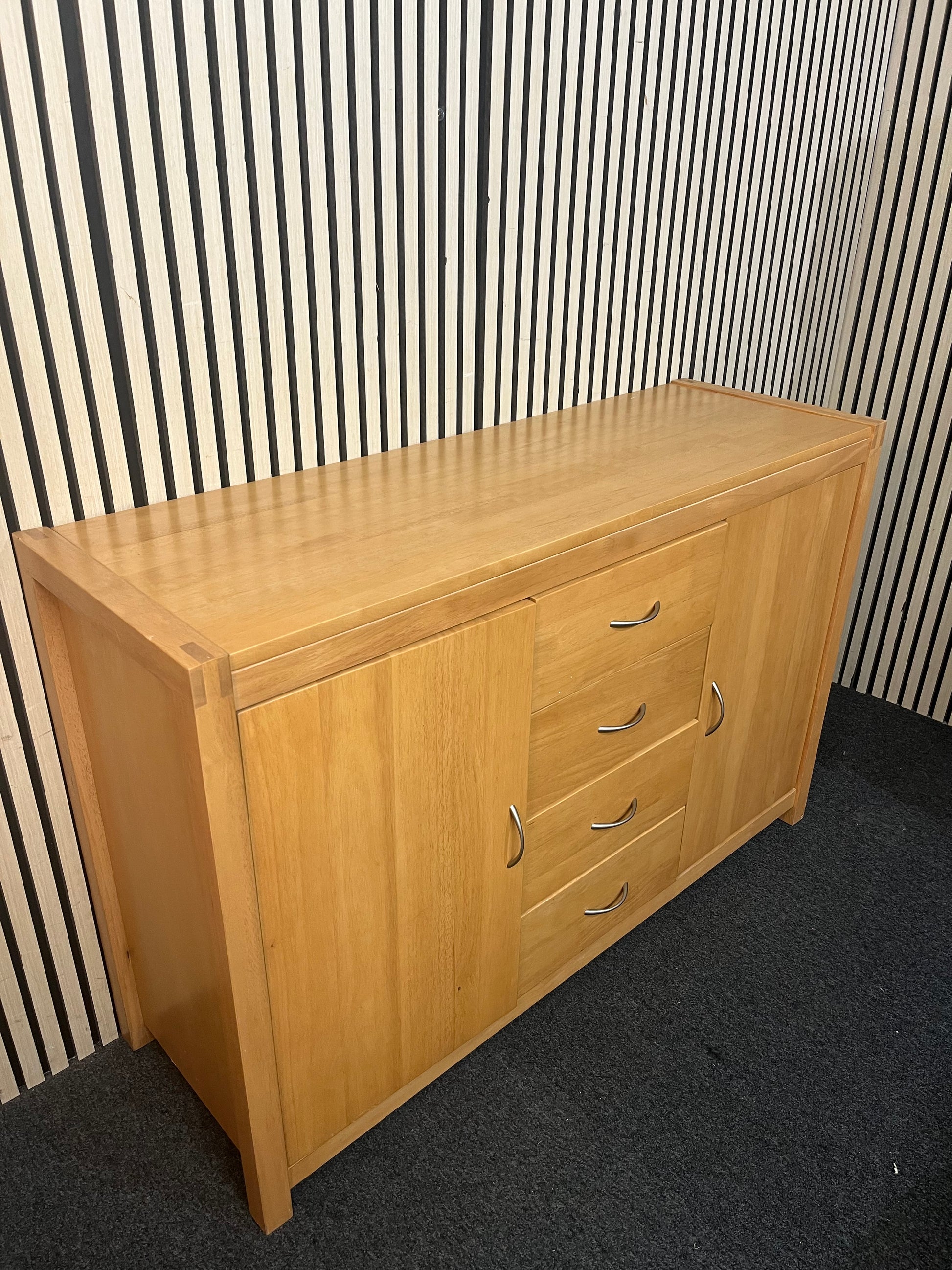 Large solid beech 2 door 4 drawer sideboard (H 87 x W 135 x D 45 cm) 43504