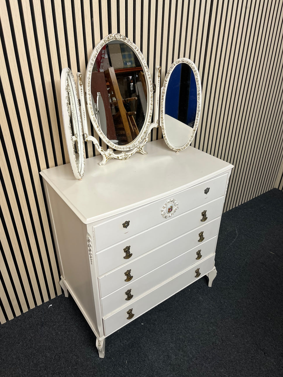 ornate white 5 drawer chest of drawers with matching dressing mirror (H 86 x W 79 x D 48 cm) 2325