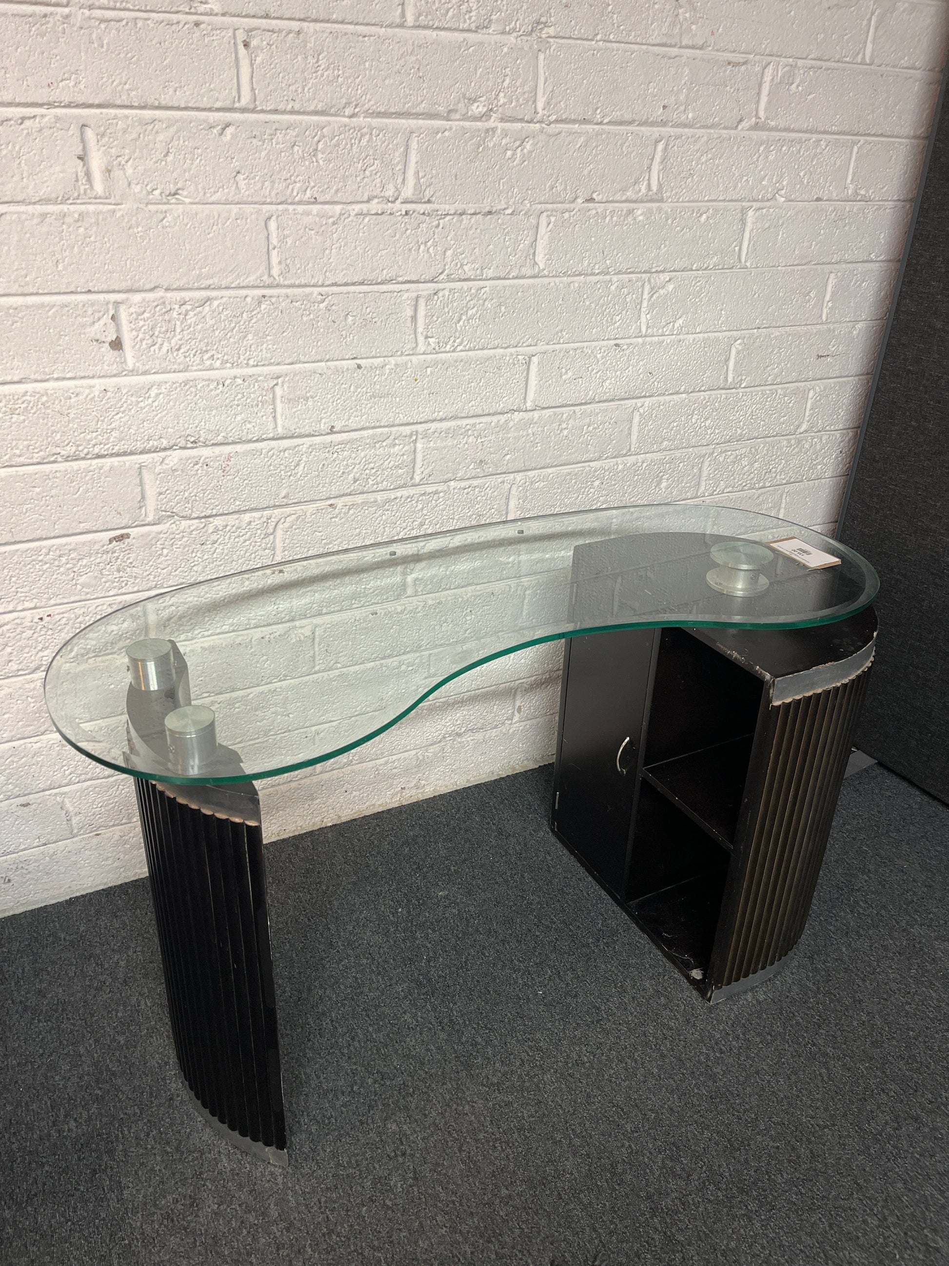 Curved glass console table with black legs (H 68 x W 123 x D 49 cm) 2225