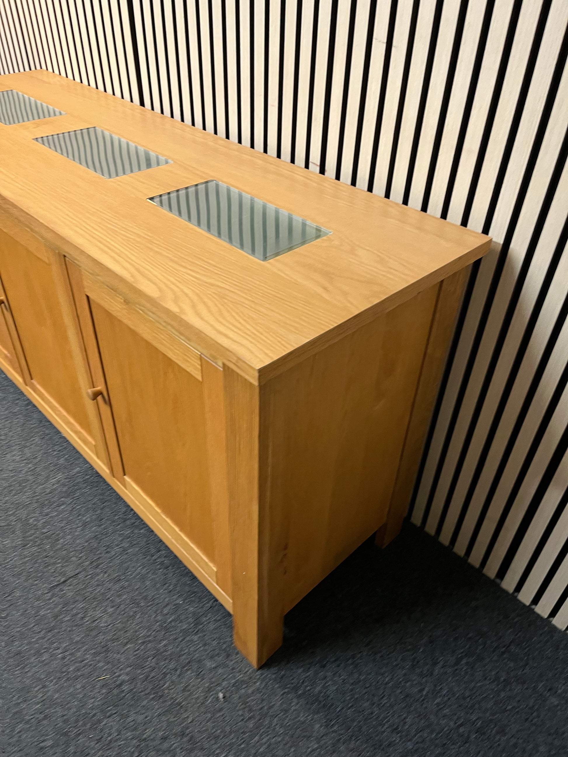 Solid oak large 3 door sideboard with protective glass top (H 78 x W 150 x D 50 cm) 1425
