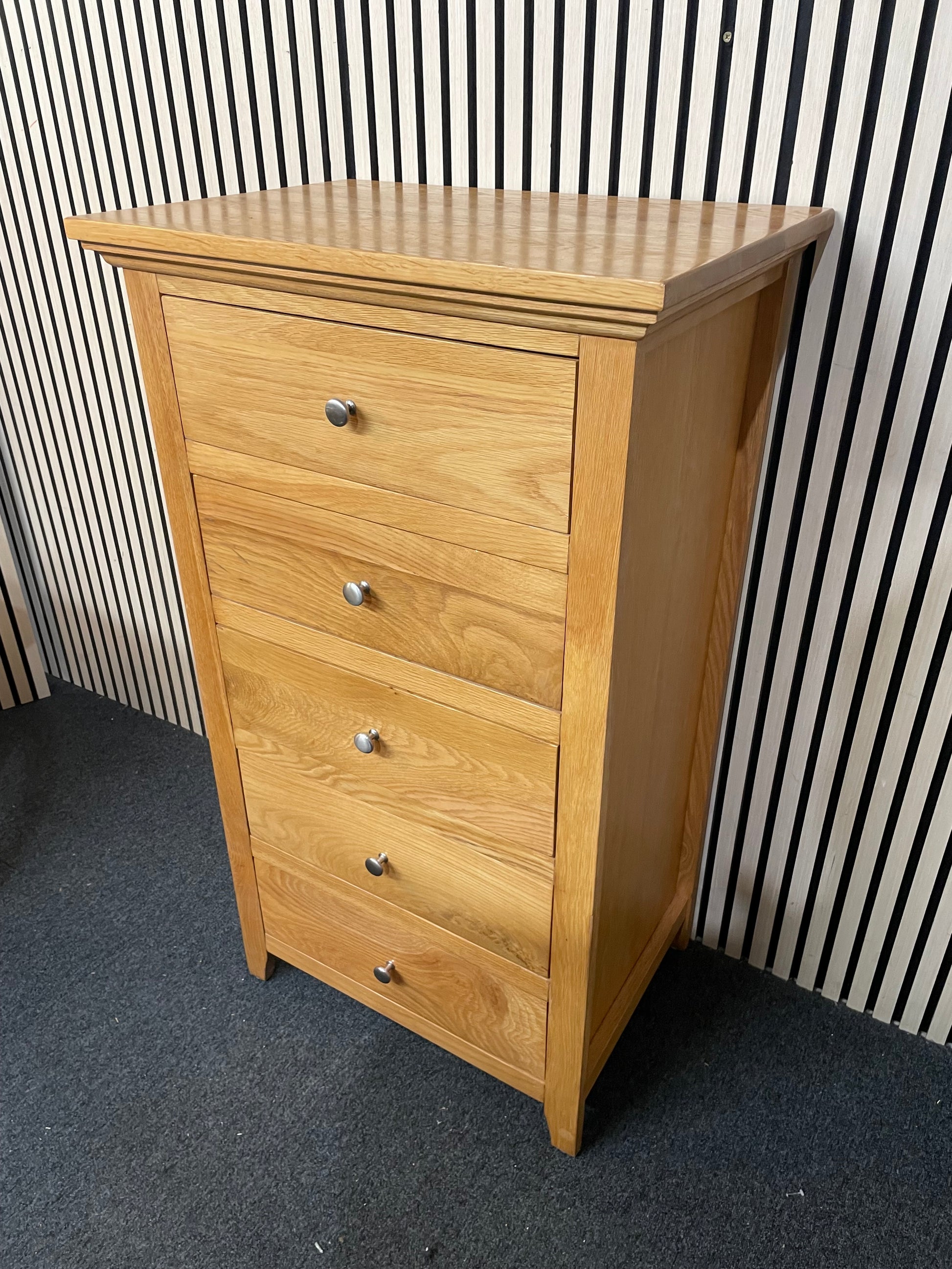 Solid oak 5 drawer tallboy (H 129 x W 68 x D 48 cm) 1126
