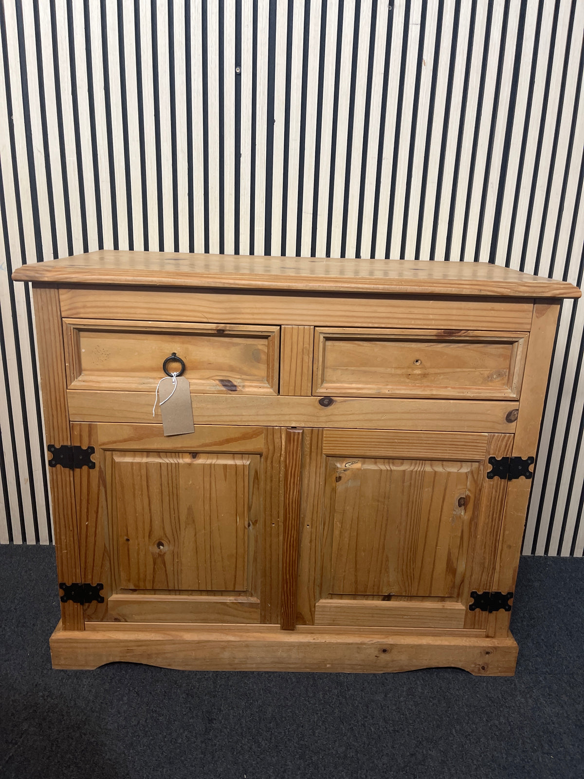 Waxed pine sideboard
(H 90 x W 106 x D 50 cm) 44266