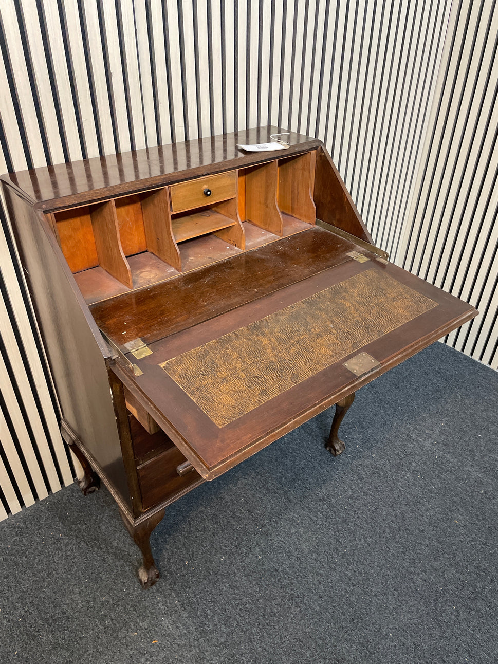 Mahogany ornate writing bureau with 3 drawers (H 98 x W 74 x D 41 cm) 2425