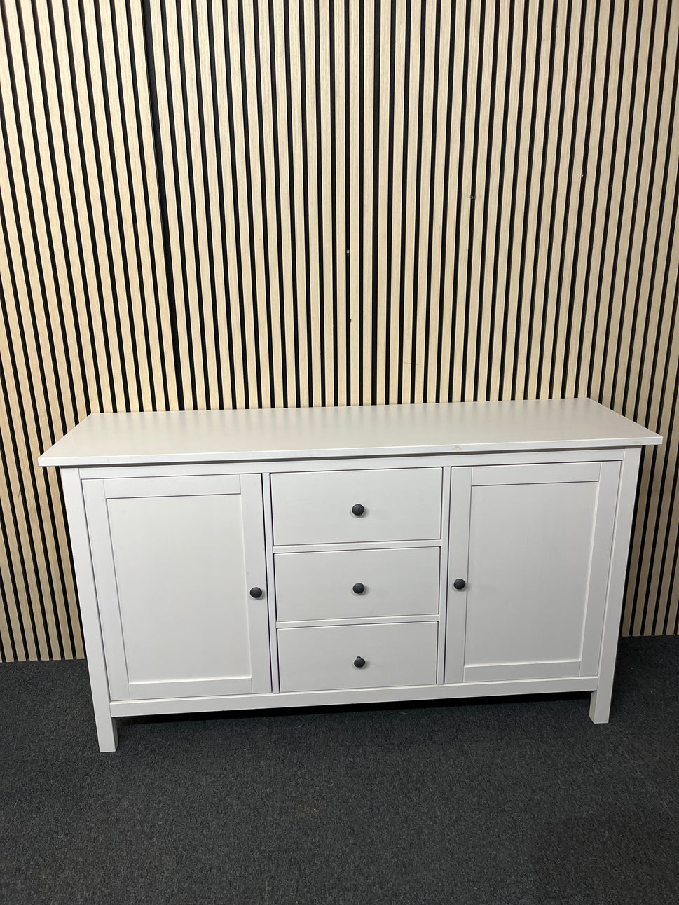 White painted 2 door 3 drawer sideboard (H 89 x W 158 x D 48 cm) 1425