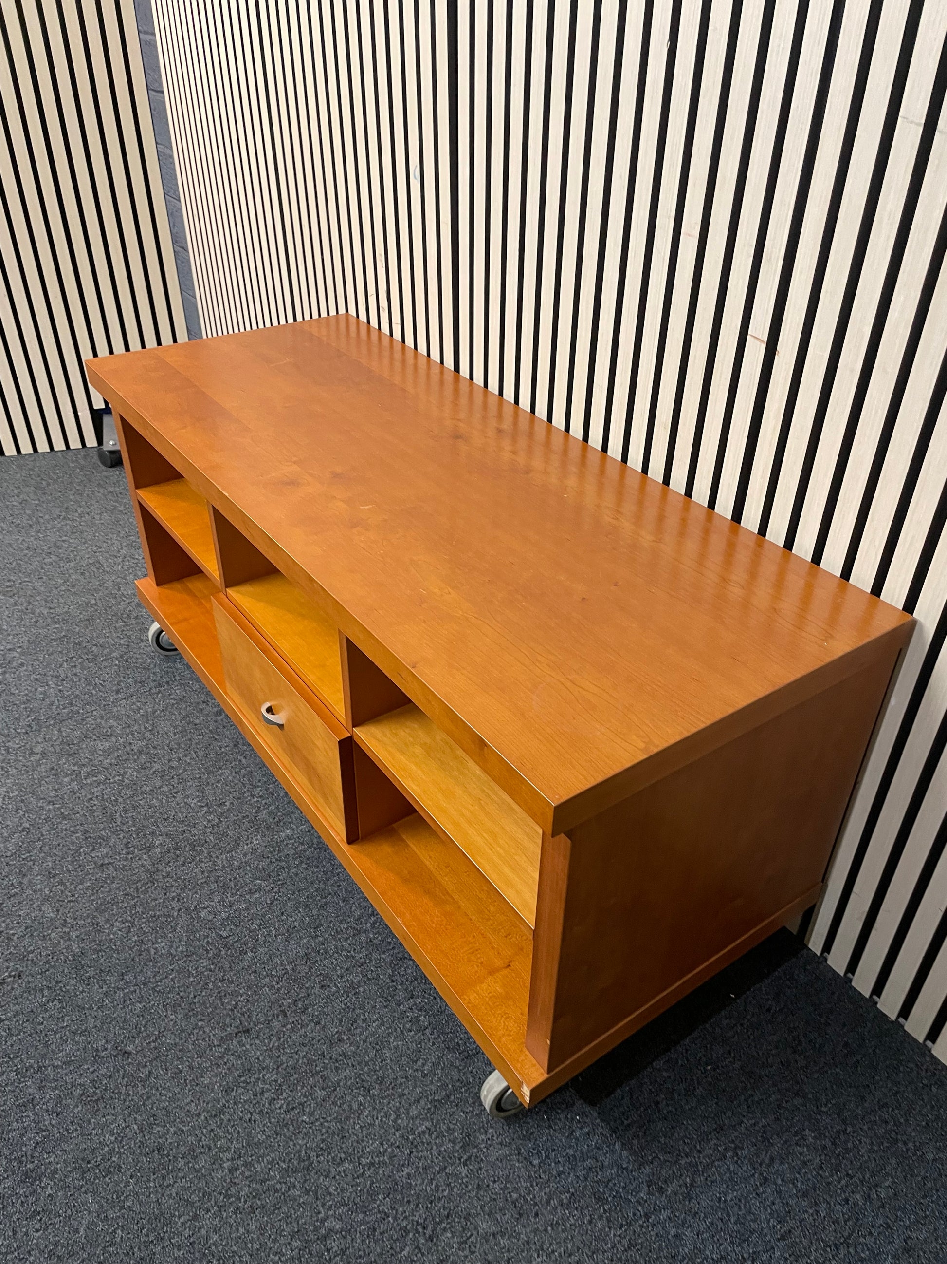 Cherry veneer low rectangular TV unit on castors (H 57 x W 122 x D 48 cm) 4225