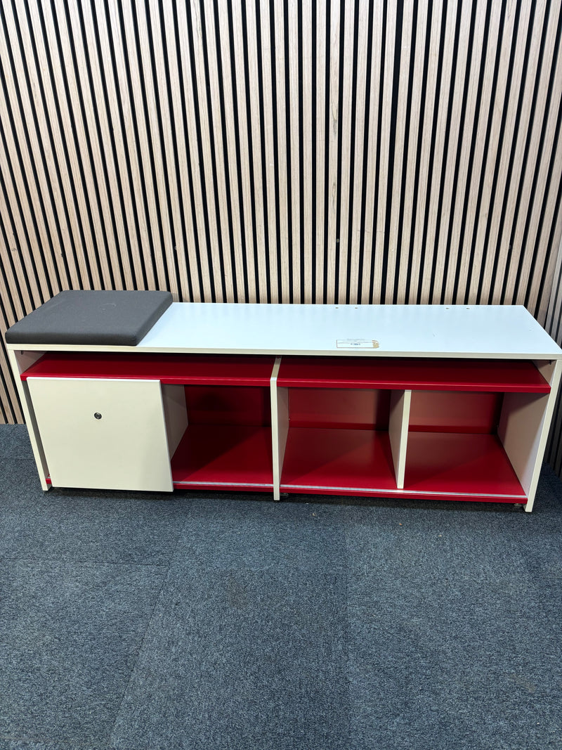 White and red sliding door storage unit (H 55 x W 160 x D 40 cm)