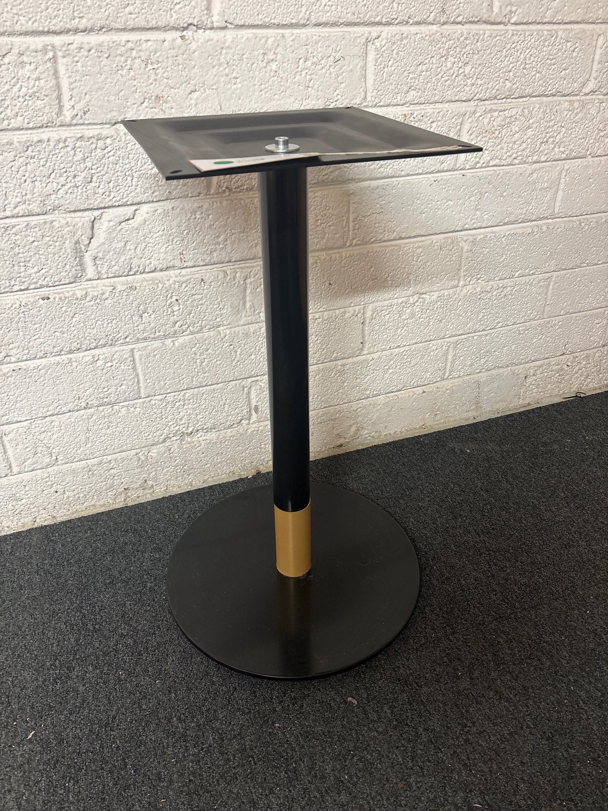 Metal base with circular base plate 1325