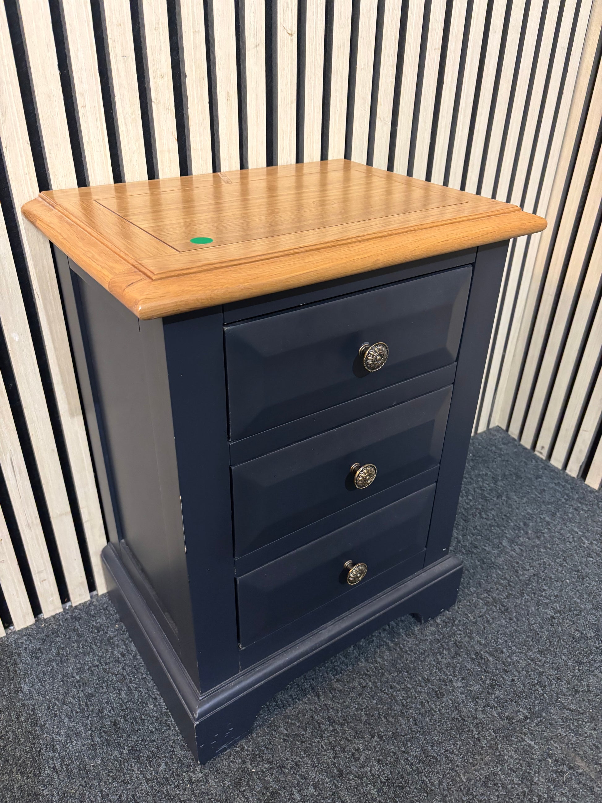 Solid oak and grey painted 3 drawer bedside locker (H 60 x W 45 x D 32 cm) 43599