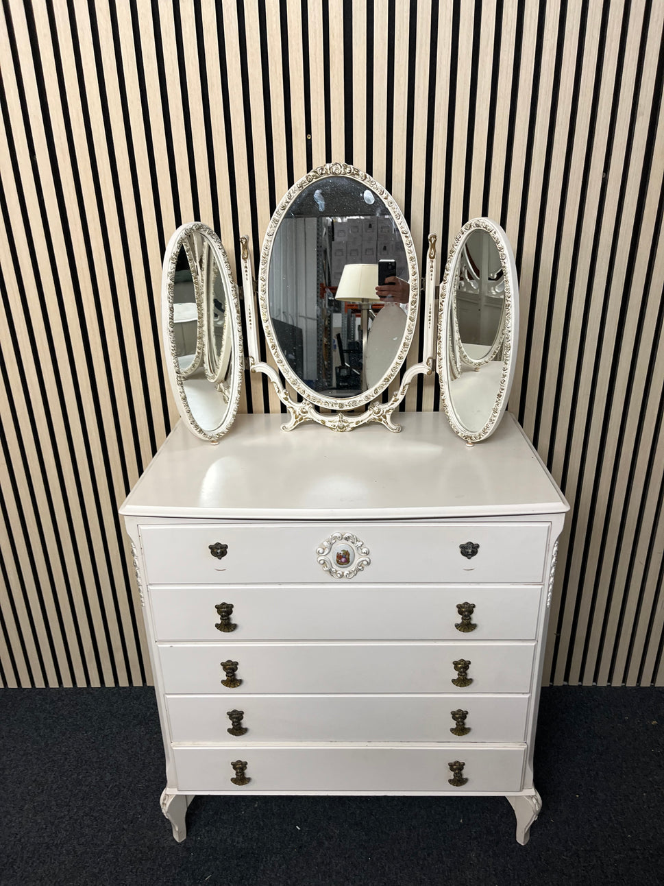 ornate white 5 drawer chest of drawers with matching dressing mirror (H 86 x W 79 x D 48 cm) 2325