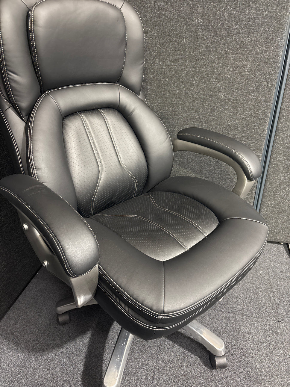 Atlas executive chair in black leather faced