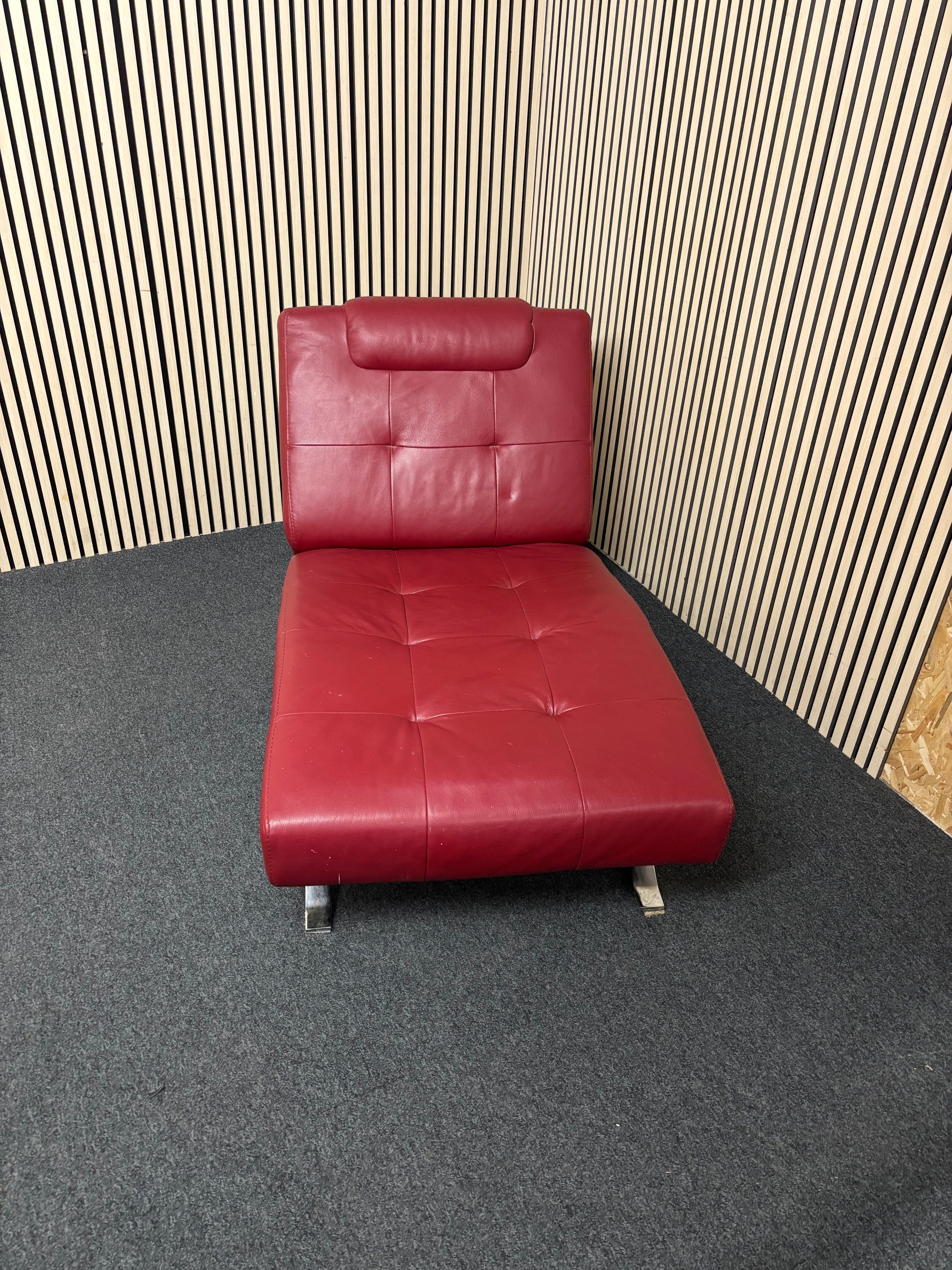 Real Italian wine leather lounger sofa with chrome metal frame. Dims 126Lx80D 2425