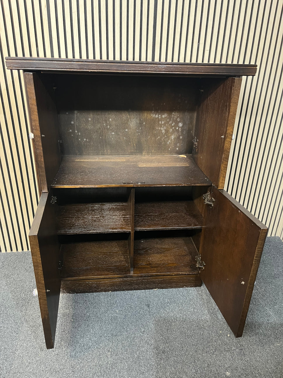 4 door darkwood laminate tv unit (H 139 x W 110 x D 56 cm) 2226