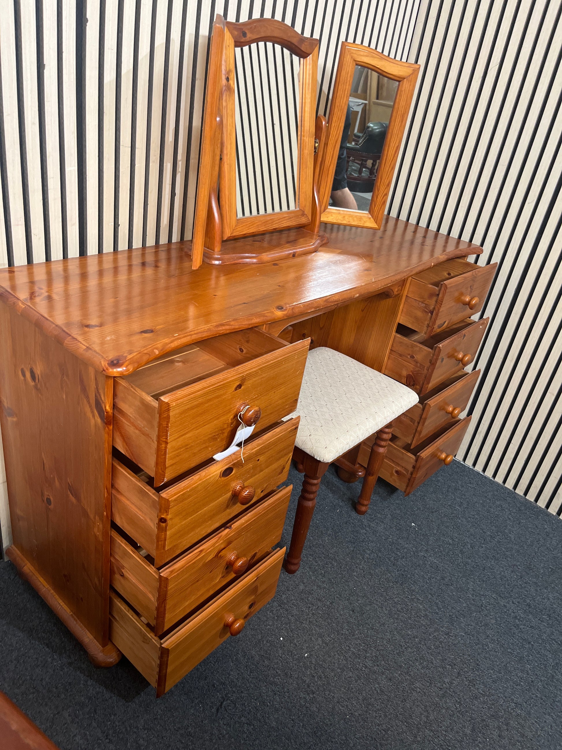 Natural pine 8 drawer bedroom dressing table with matching stool and mirror (H 130 x W 140 x D 43 cm) 43864