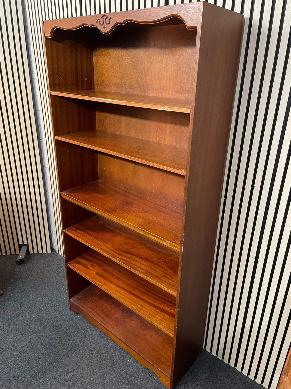 Tall rossmore mahogany open bookcase with ornate detail and adjustable shelves (H 183 x W 92 x D 31 cm) 2425