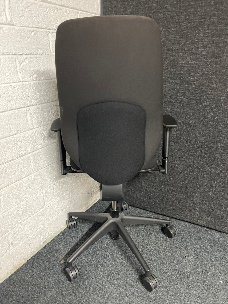 SECONDHAND high back multifunction swivel chair with arms