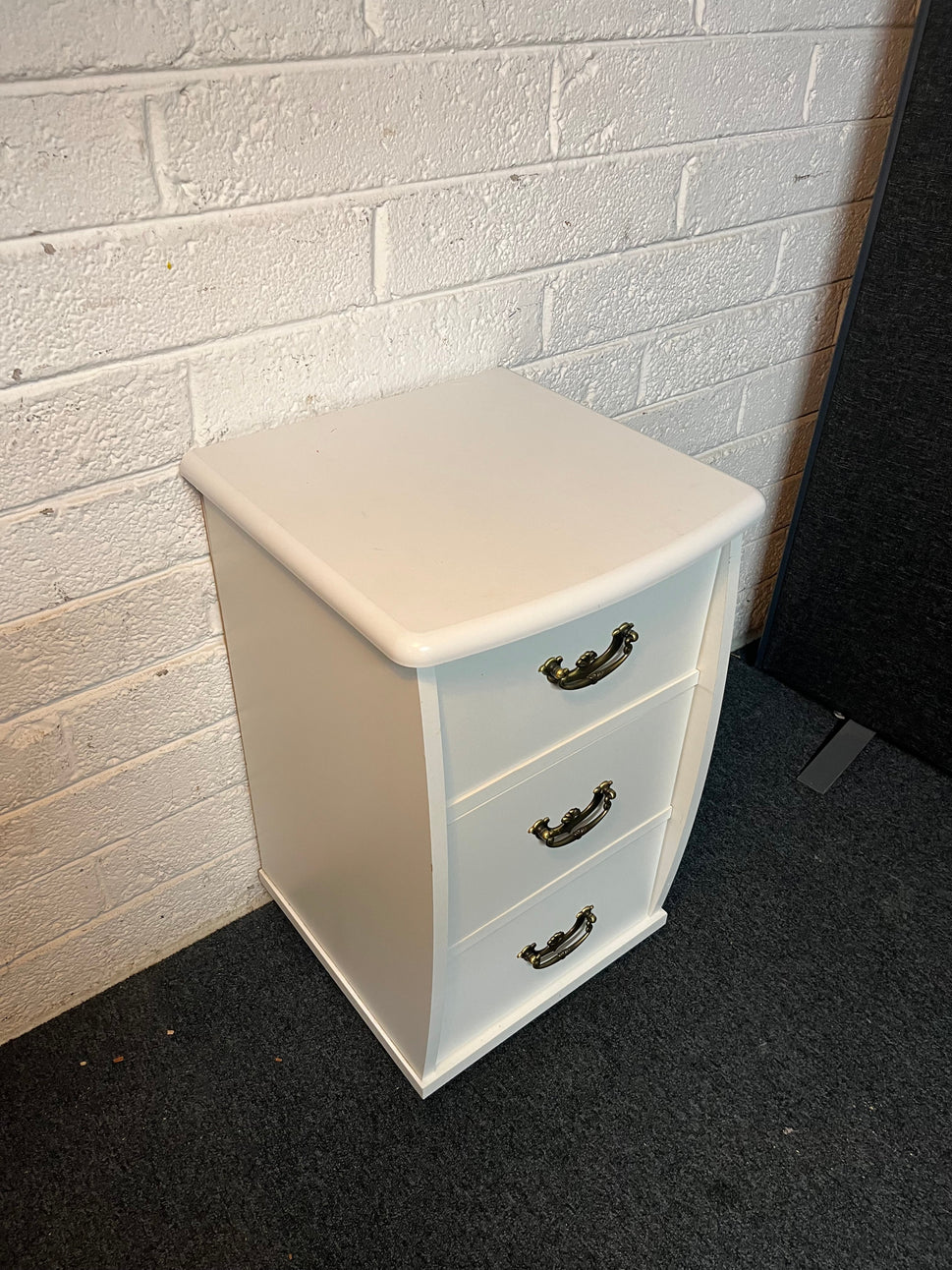 3 drawer white bedside locker (H 73 x W 45 x D 43 cm) on wheels 2225