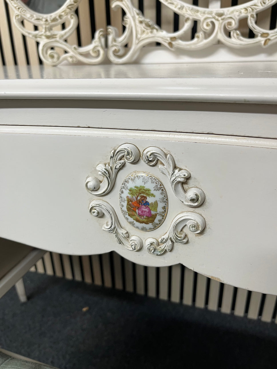Ornate cream dressing table with matching mirror and stool (H 140 x W 132 x D 55 cm) 2325
