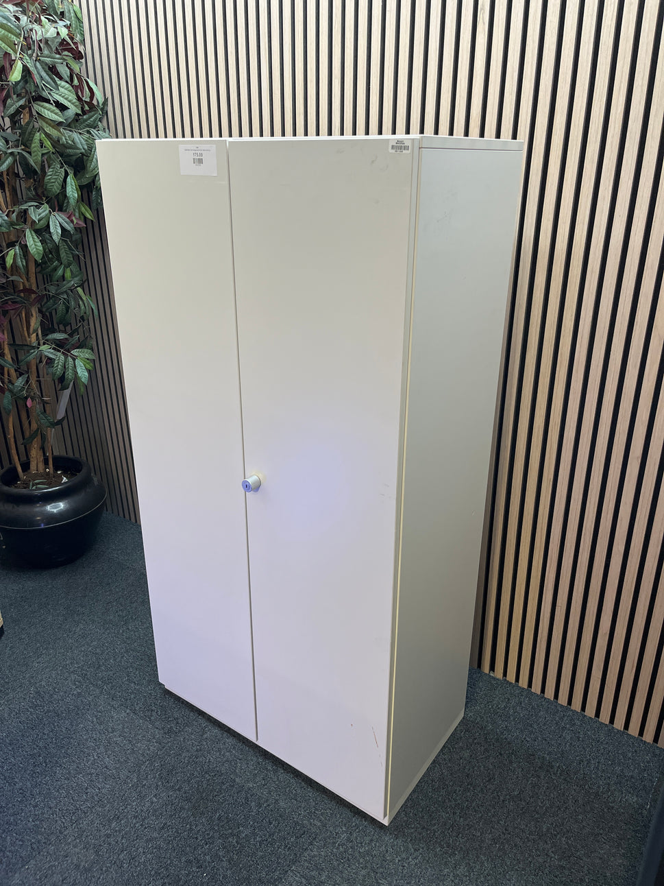 Small white 2 door storage unit (H 155 x W 80 x D 45 cm)