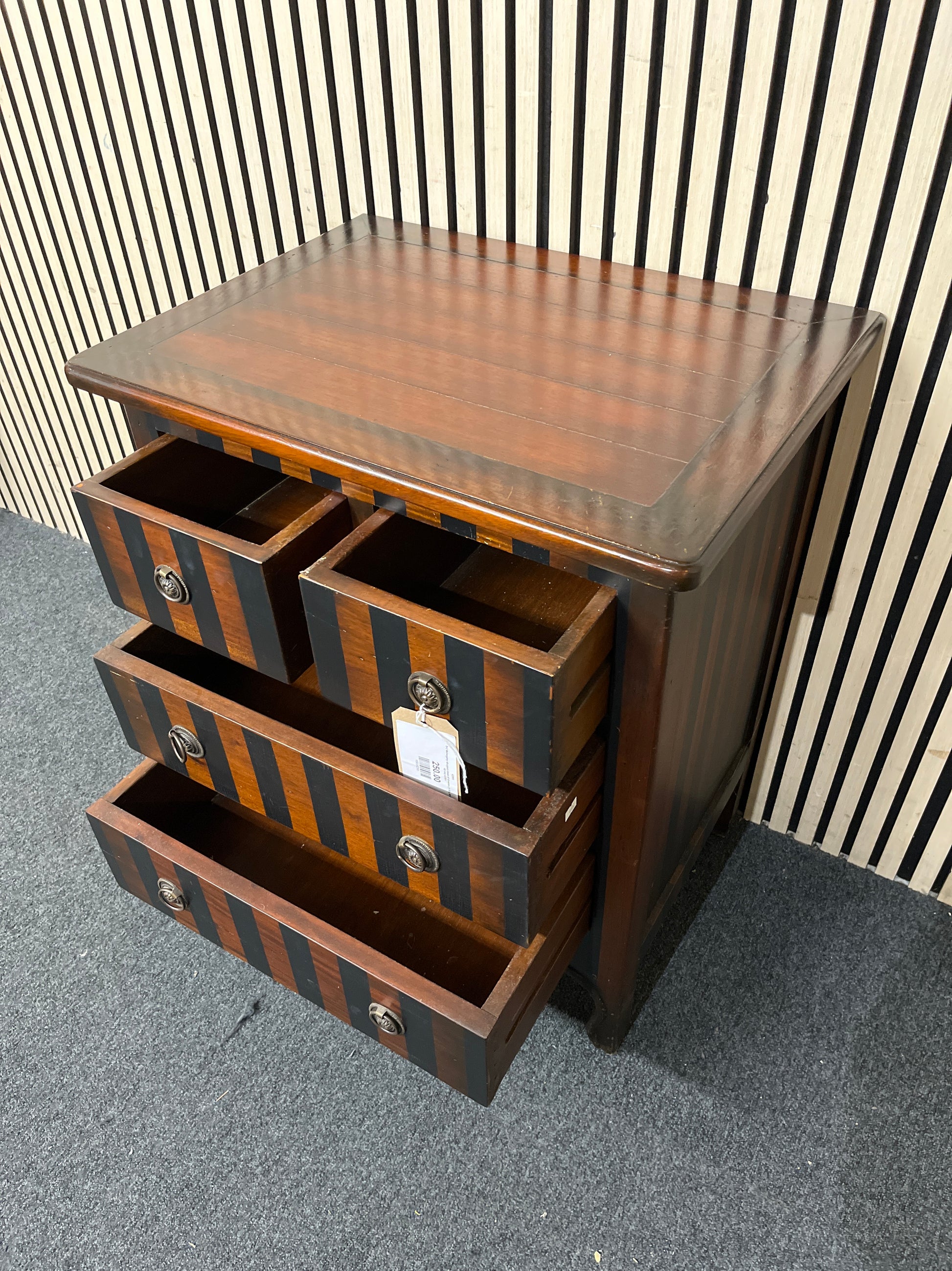 3+2 Mahogany stripped chest of drawers (H 80 x W 80 x D 48 cm) 43991