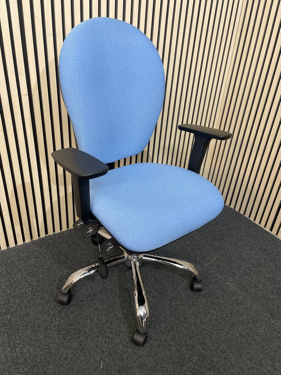 Lyreco - 3 level swivel chair with height adjustable back, height adjustable arms and ergonomic back pump - POWDER BLUE
