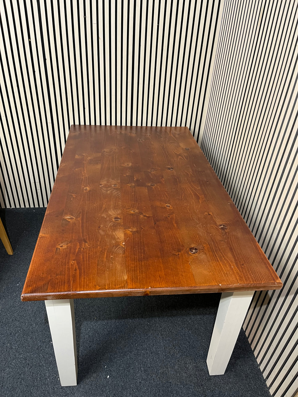 Large natural pine top kitchen table with white painted frame (L 160 x W 90 cm) 3126