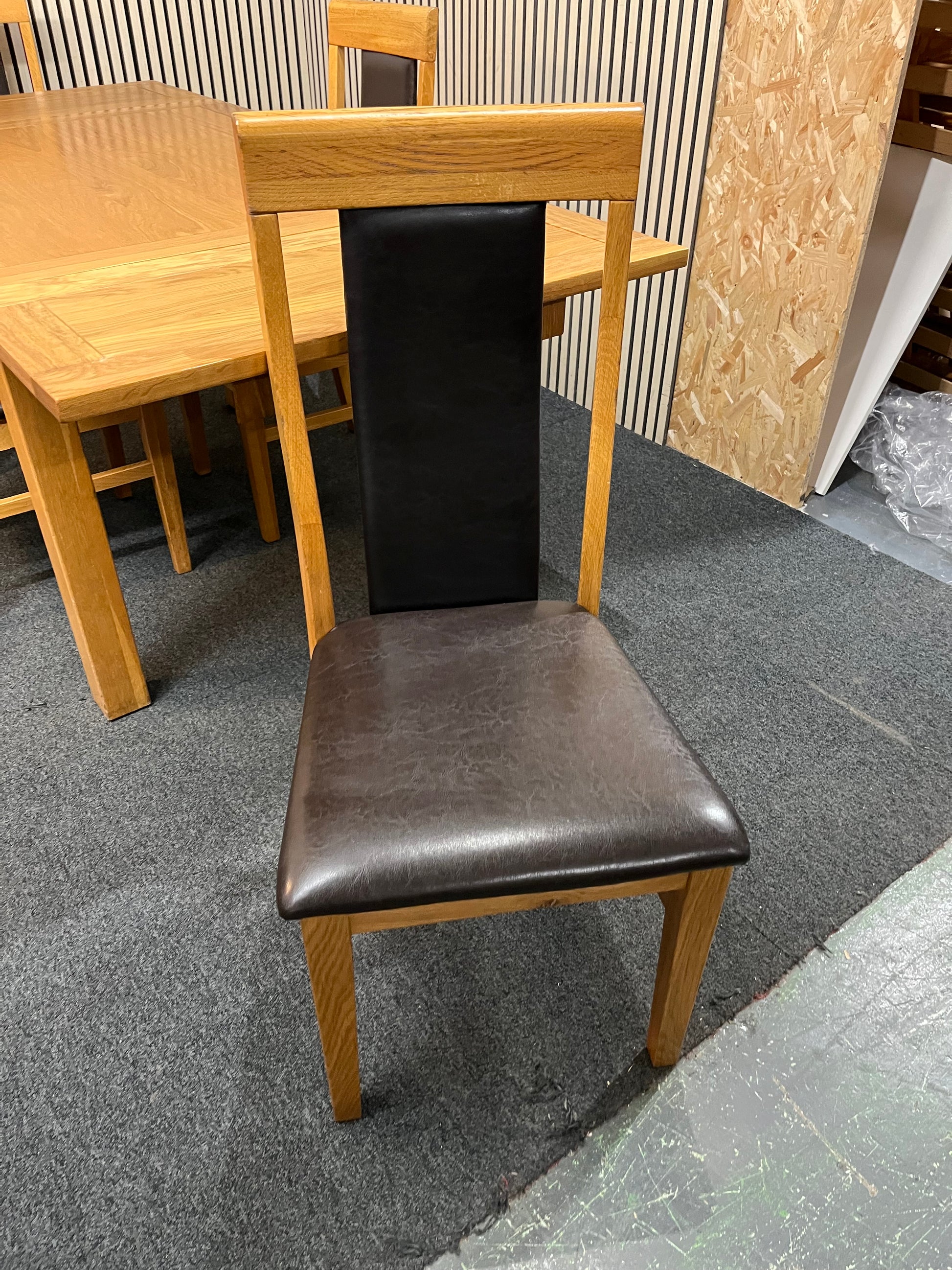 Solid oak extendable dining table (L 120 - 200 x W 90 cm) with 4 matching solid oak and black leather dining chairs 3126