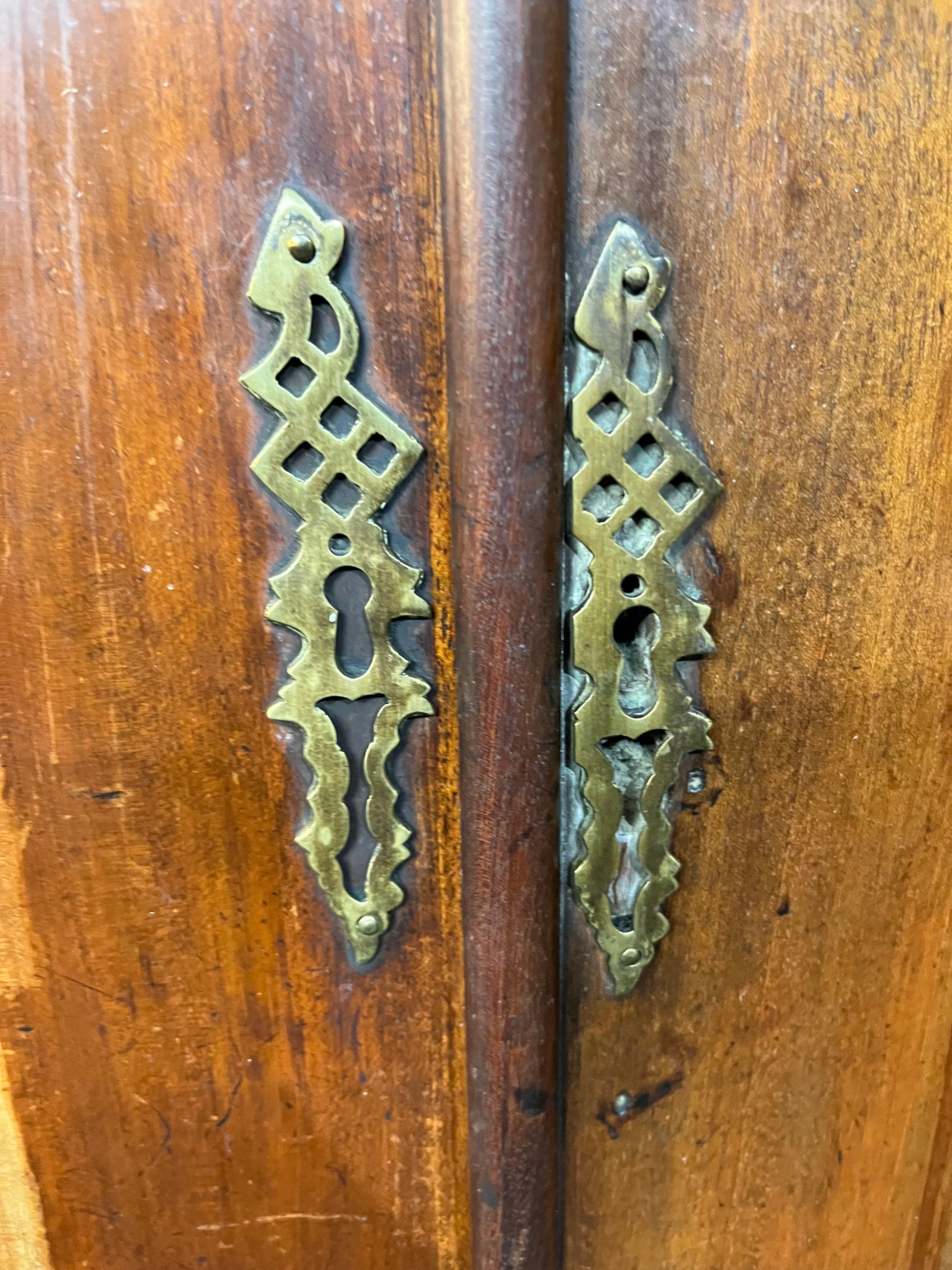 Antique mahogany tall 2 door 1 drawer gentlemans wardrobe with internal drawers and hanging rail (H 200 x W 123 x D 48 cm) 2425