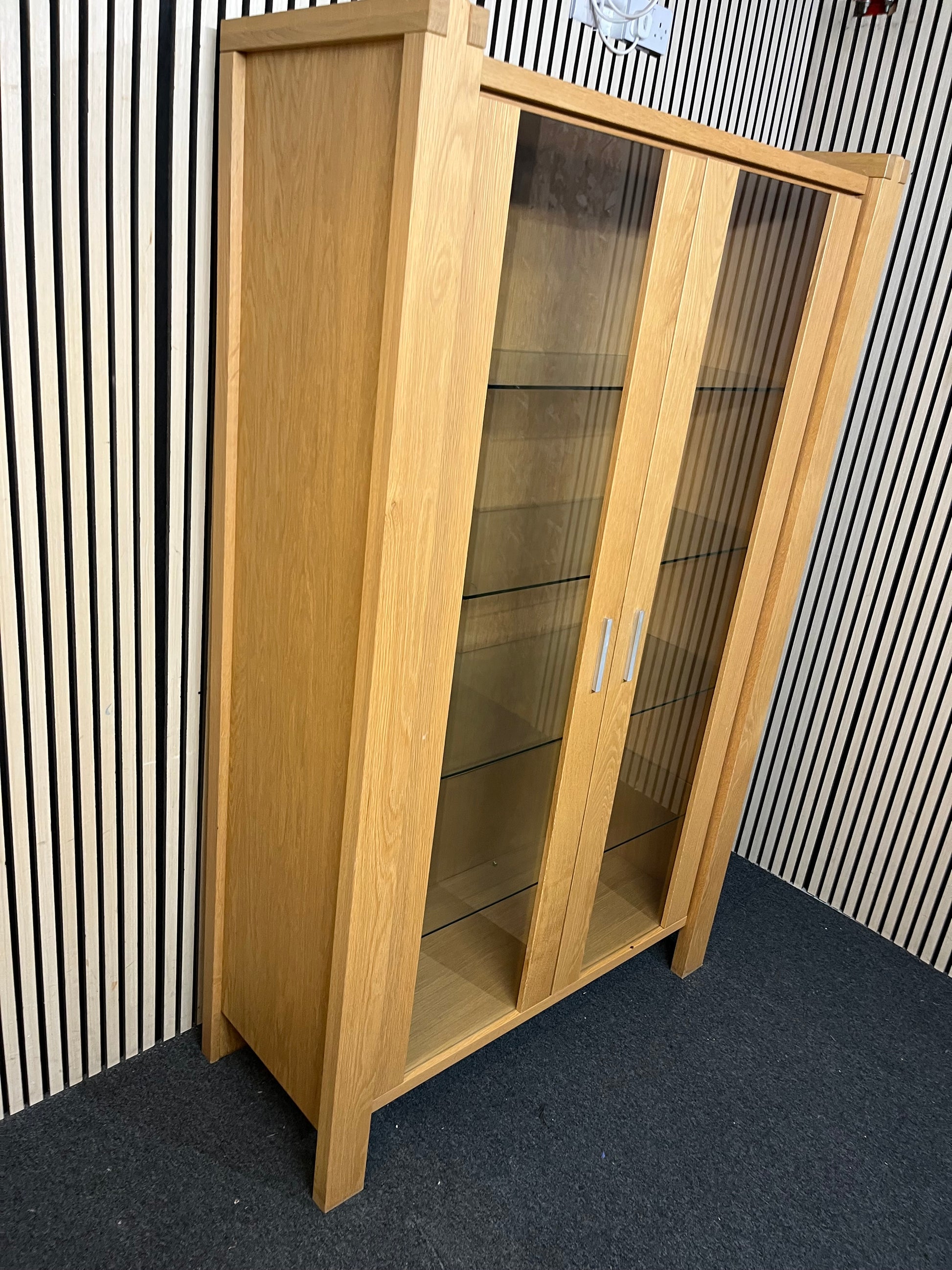 Two-tier wooden display unit with sliding glass panels, good condition. (H 195 x W 119 x D 49 cm) 44241