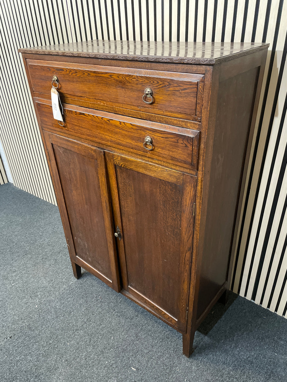 Solid ornate 2 door 2 drawer english oak storage unit (H 132 x W 86 x D 42 cm) 2425