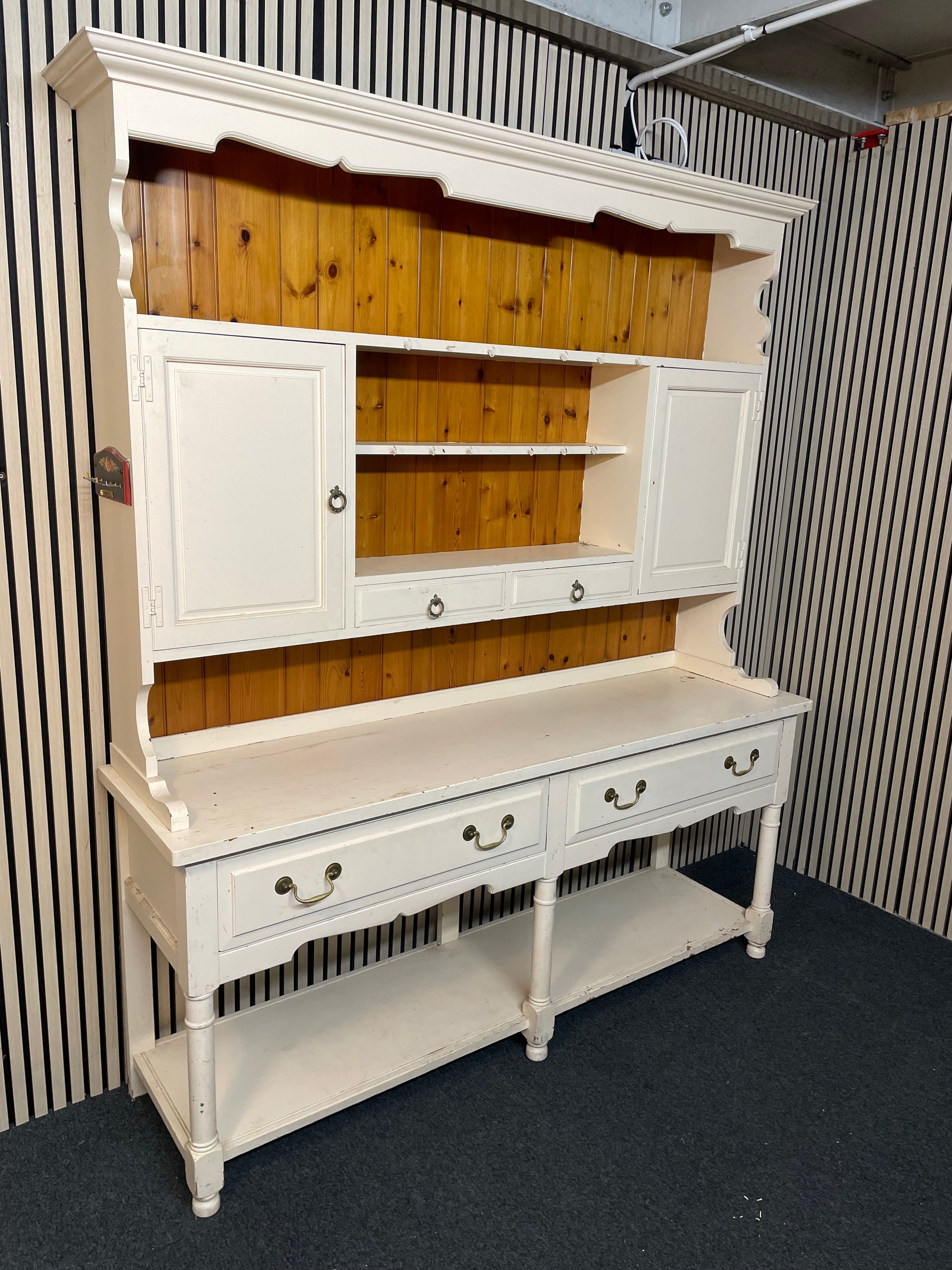 Large cream painted solid pine kitchen dresser (H 210 x W 180 x D 47 cm( 2425