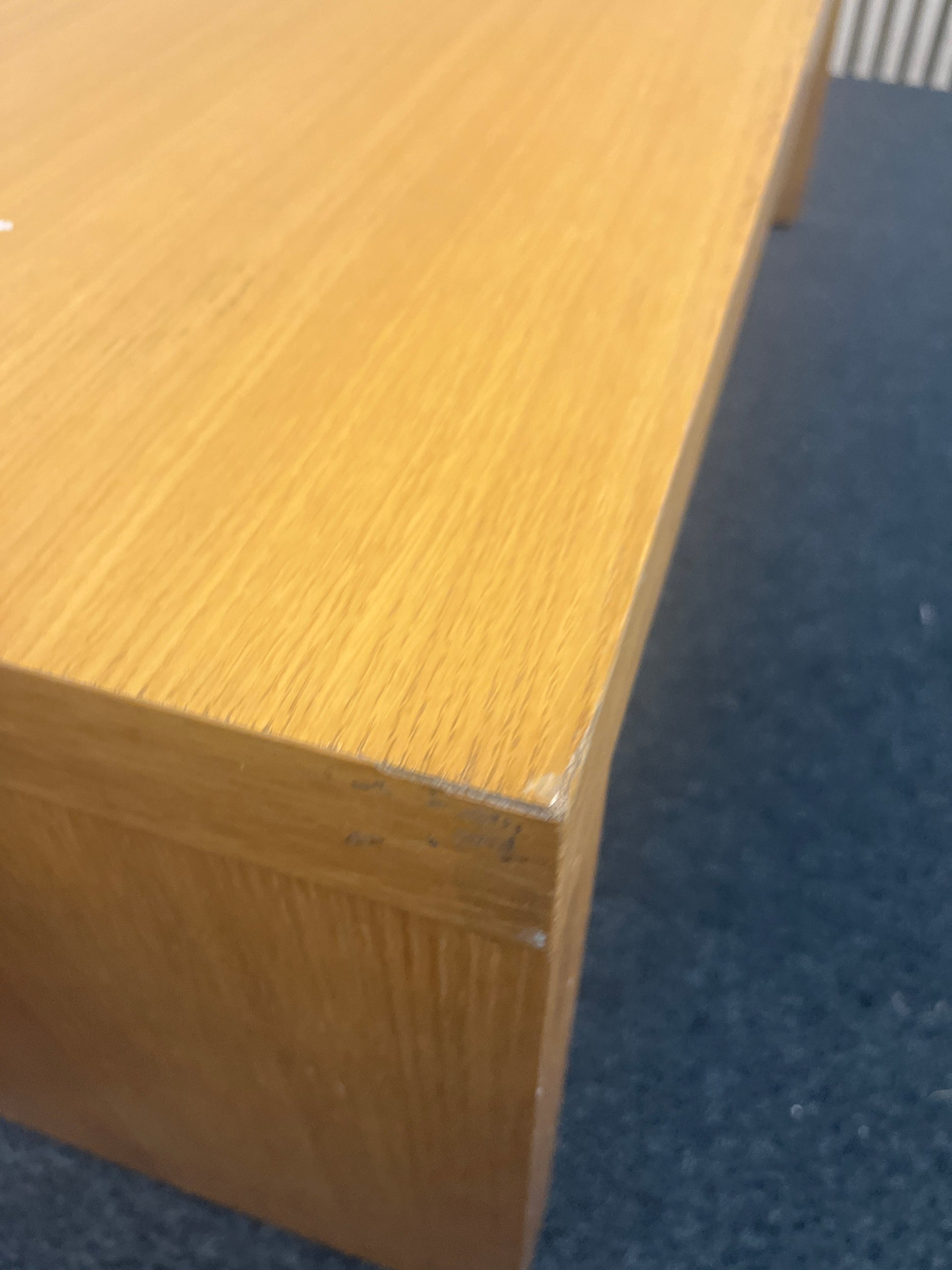 Large rectangular oak low coffee table with glass top (H 40 x W 120 x D 76 cm) 43479