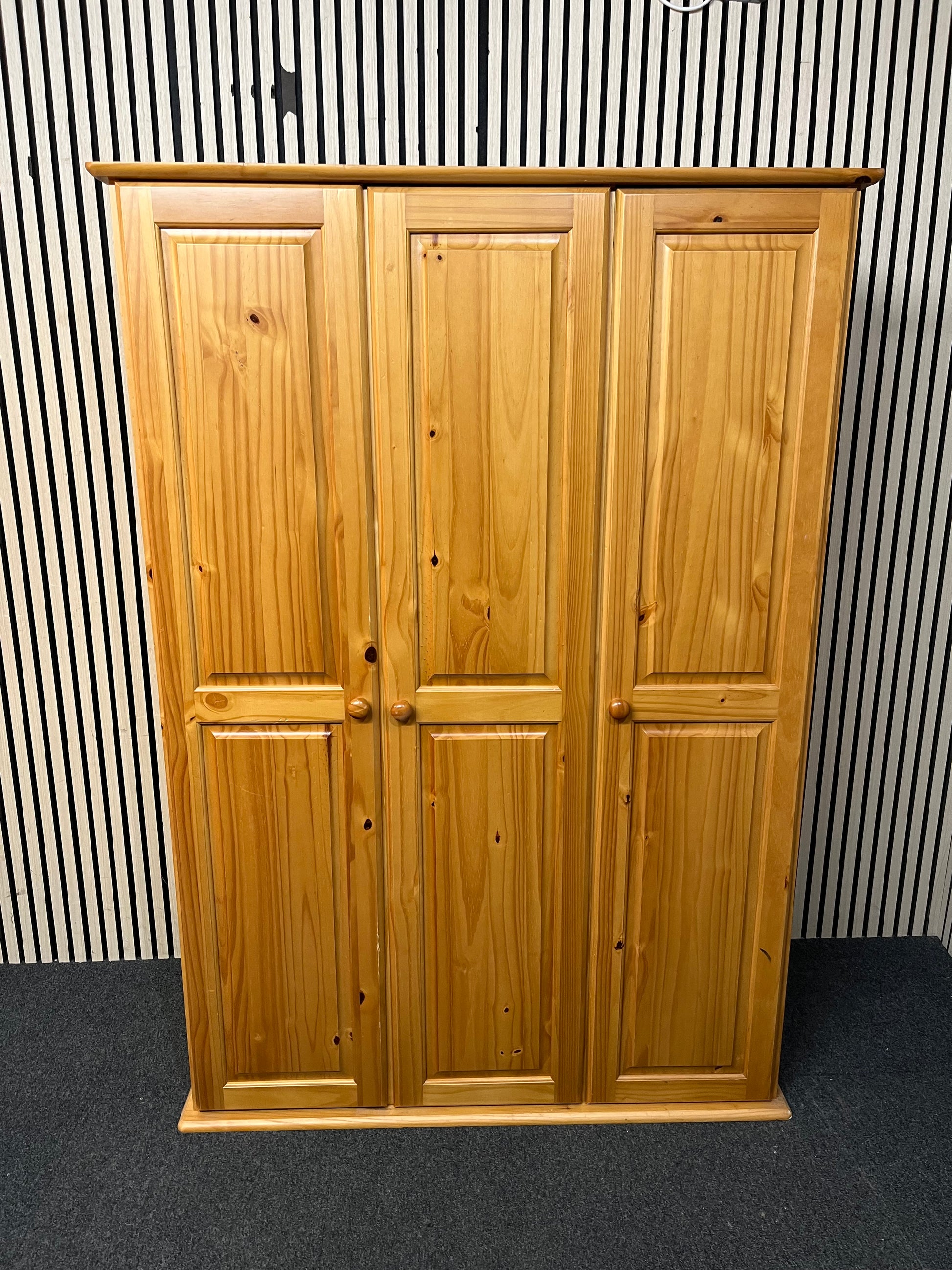 Pine three door wardrobe (H 180 x W 129 x D 51 cm) 3126