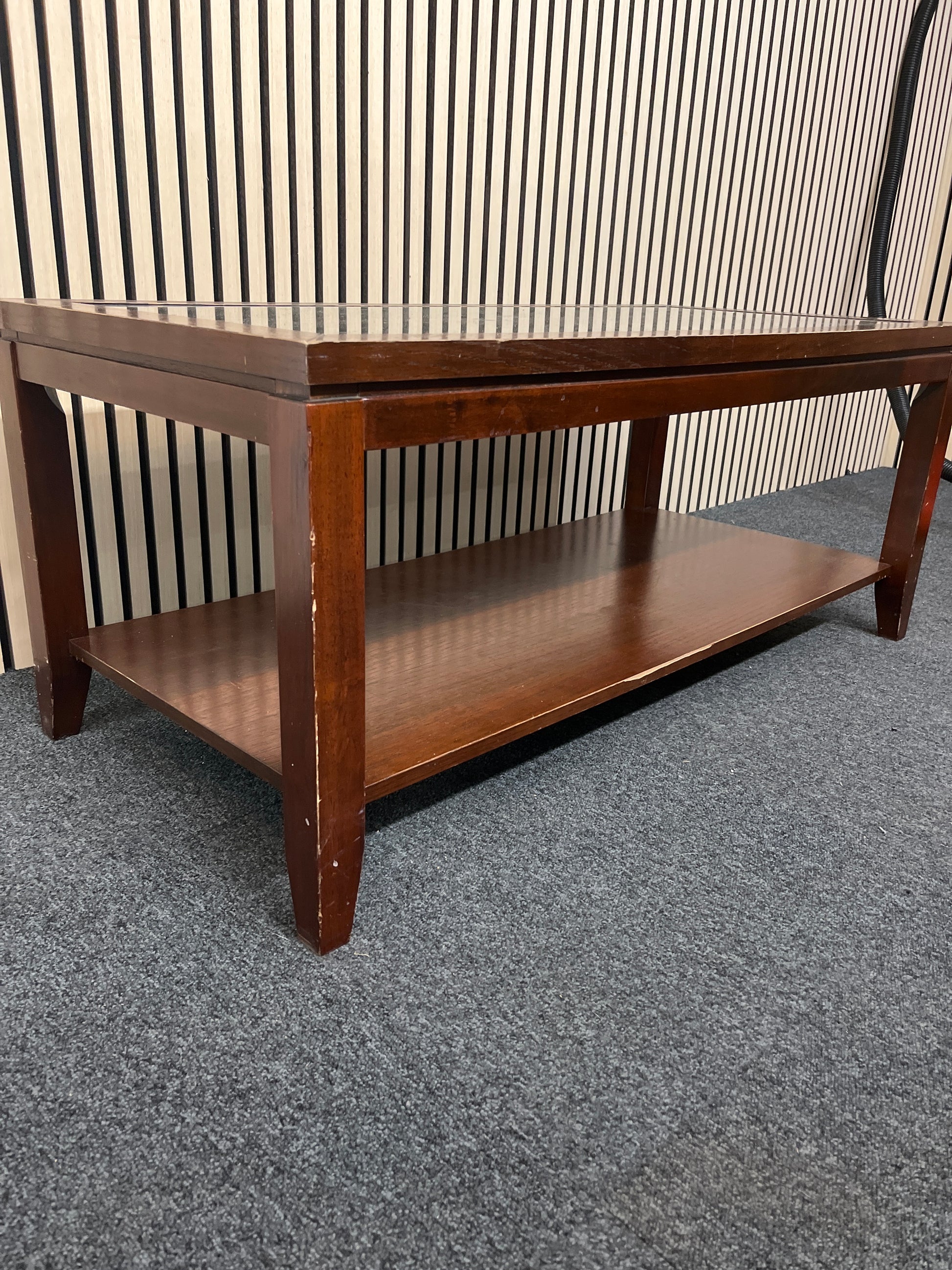 Mahogany coffee table with glass inserts (H 46 x W 110 x D 52 cm) 3325