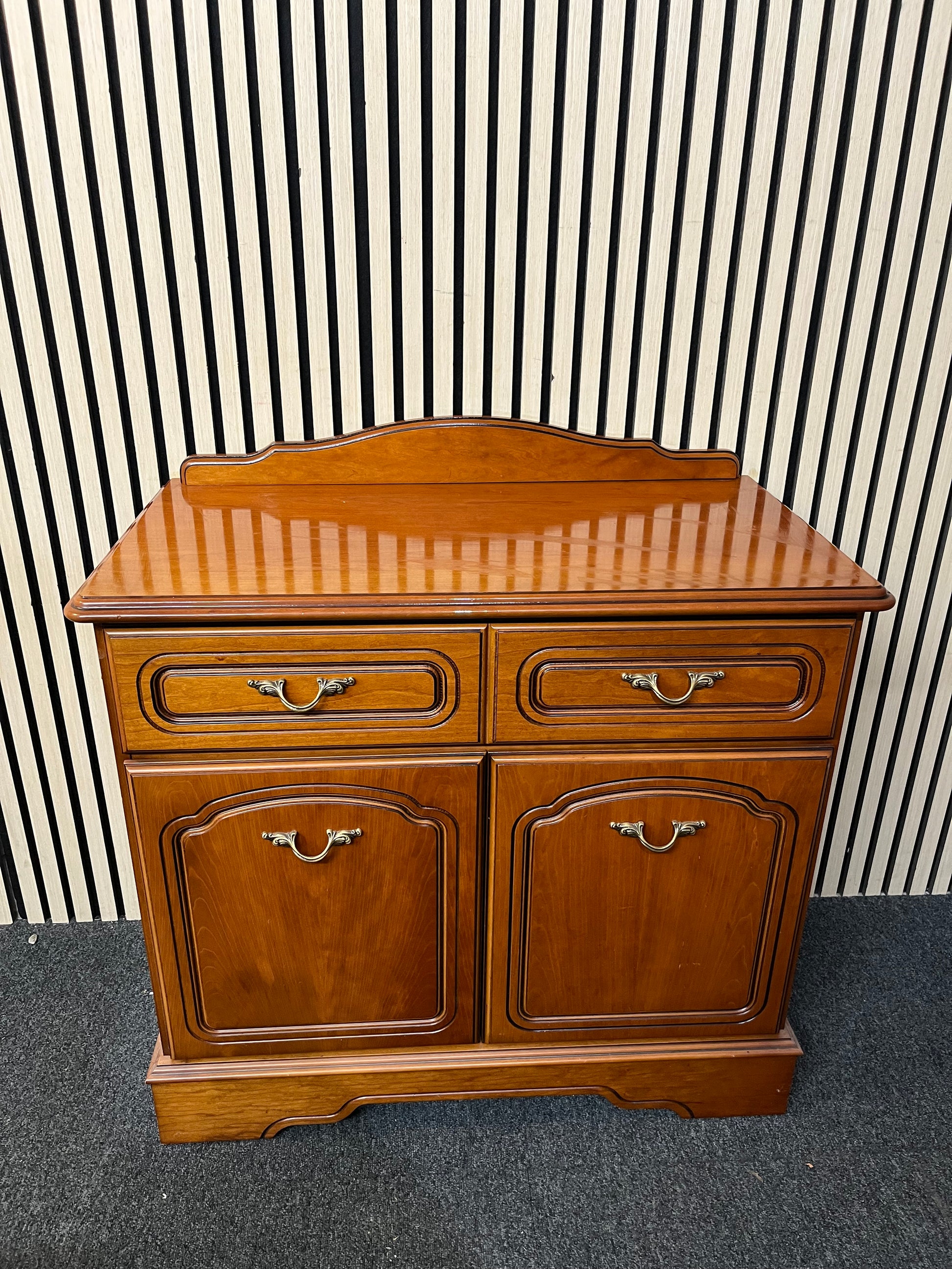 Rossmore mahogany two-door, two-drawer sideboard with glass top (H 86 x W 85 x D 43 cm) 1126