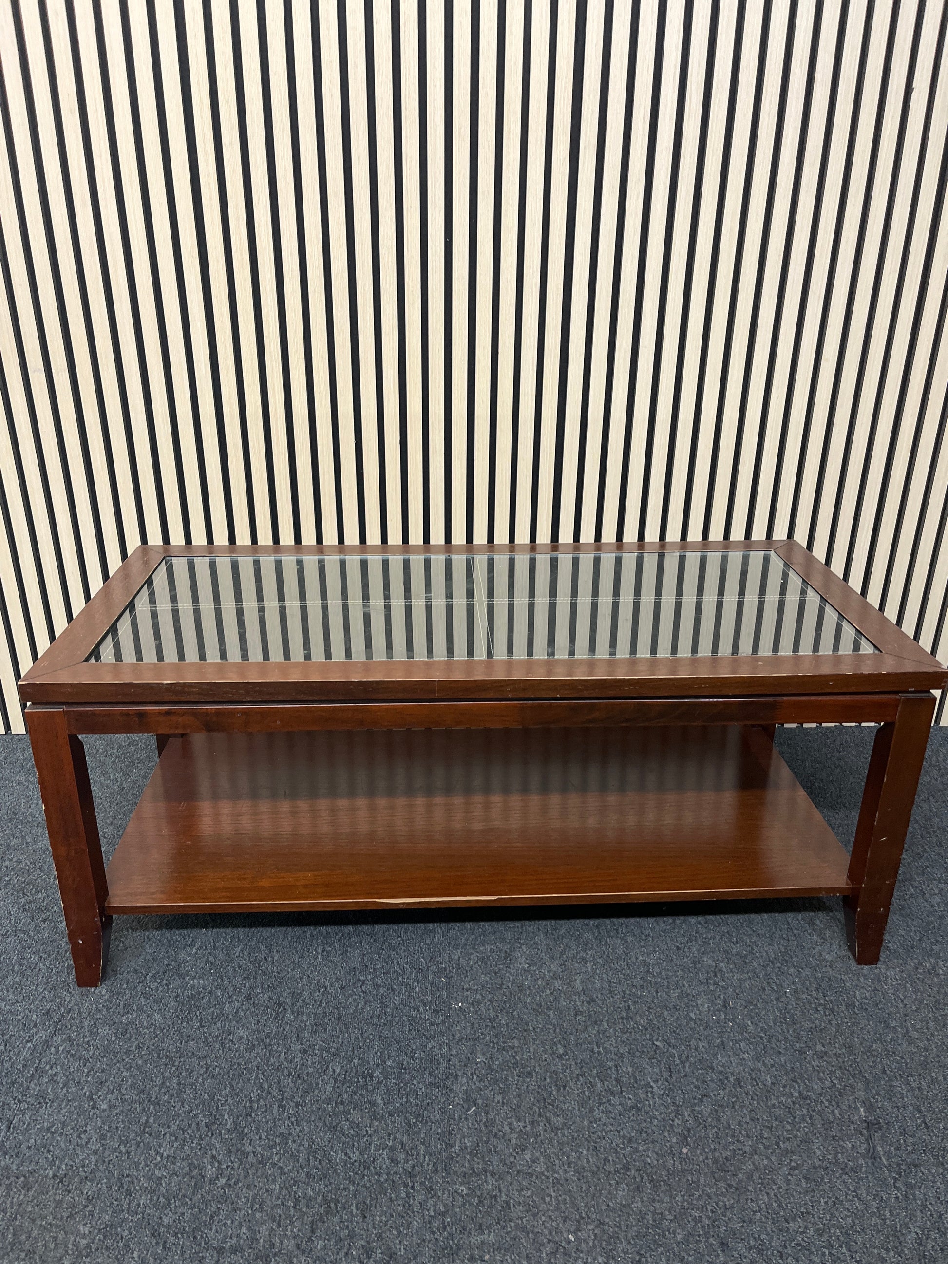 Mahogany coffee table with glass inserts (H 46 x W 110 x D 52 cm) 3325