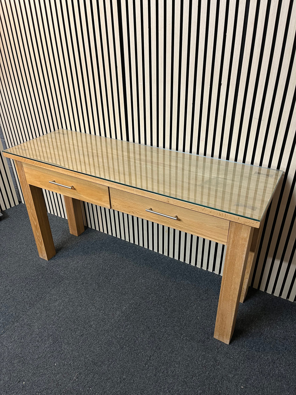 Large solid oak tall 2 drawer console table with glass top (H 79 x W 140 x D 47 cm) 1425