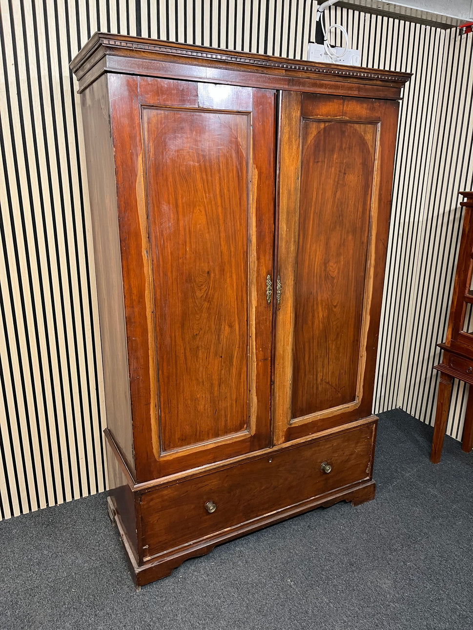 Antique mahogany tall 2 door 1 drawer gentlemans wardrobe with internal drawers and hanging rail (H 200 x W 123 x D 48 cm) 2425