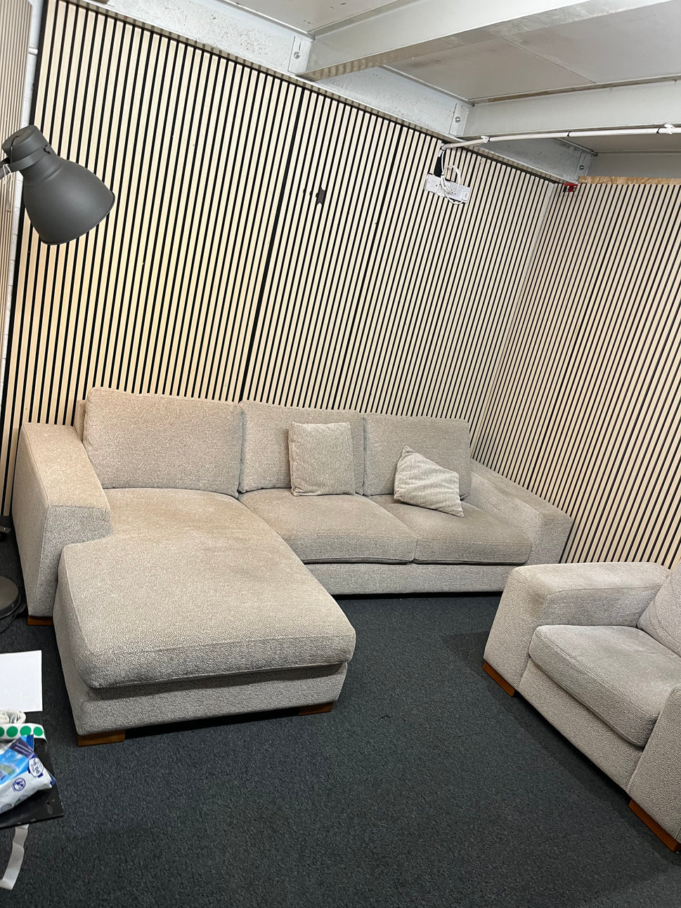 Large right hand light cream fabric corner sofa suite with matching armchair (Width 290 cm, depth 170cm and 100 cm) 1126