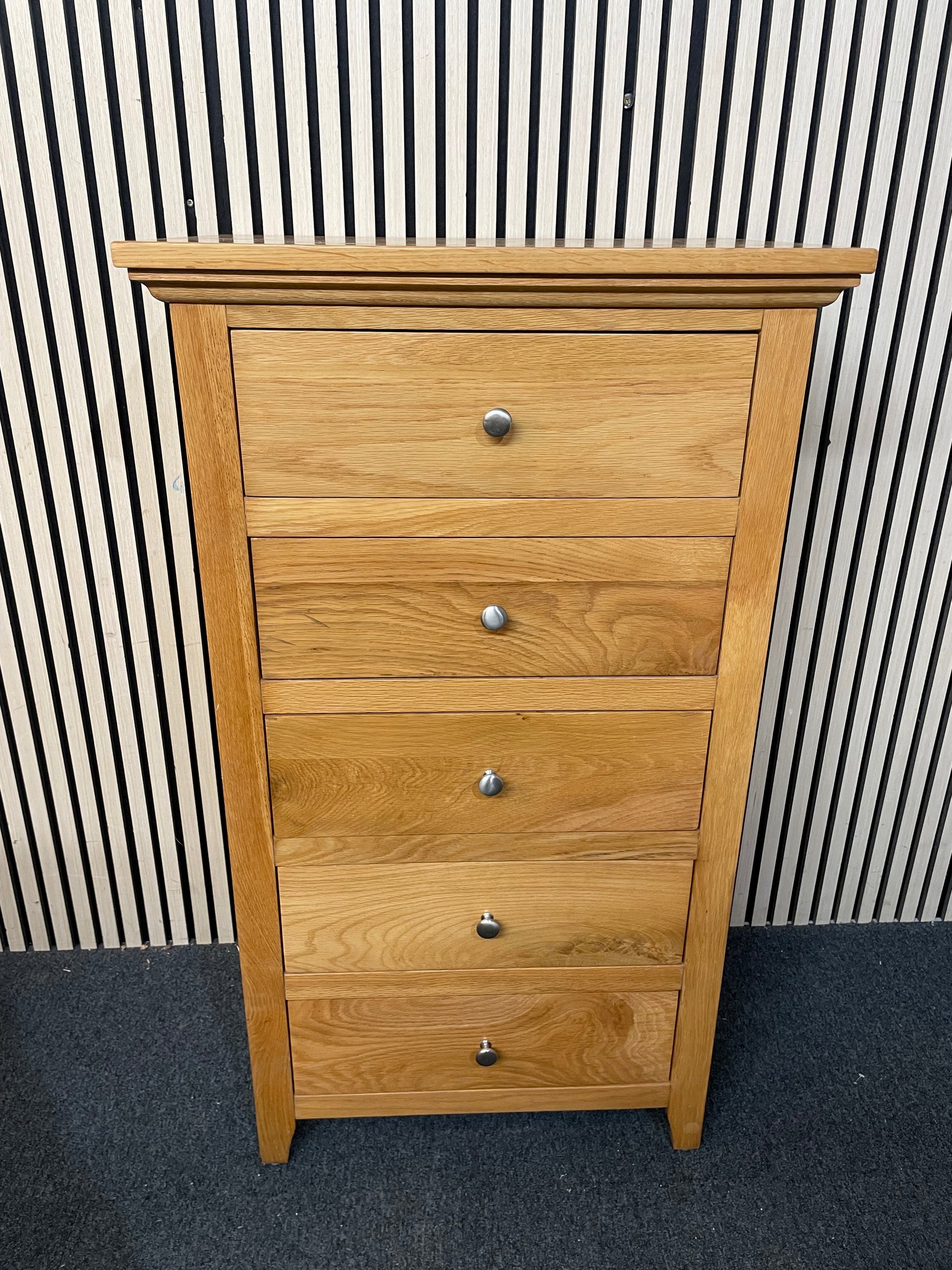 Solid oak 5 drawer tallboy (H 129 x W 68 x D 48 cm) 1126
