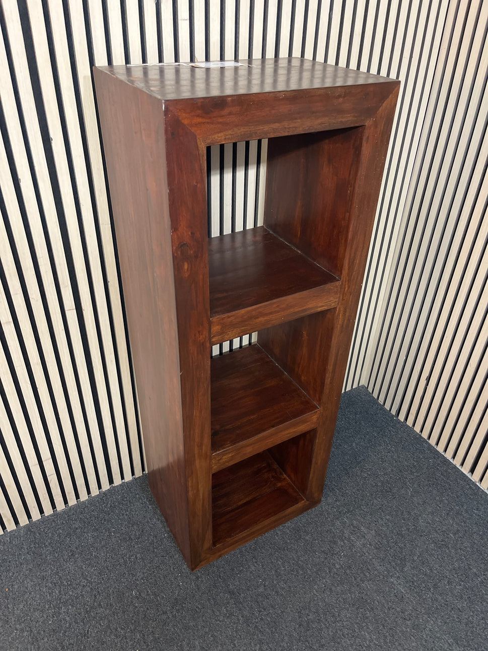 Tall slim dark wood stained 3 shelf bookcase (H 138 x W 51 x D 36 cm) 2226