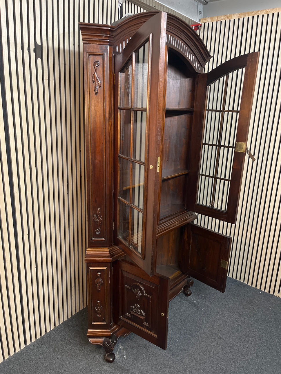 Dark wooden display cabinet curved on top with glass doors (H 200 x W 120 x D 50 cm) 43807
