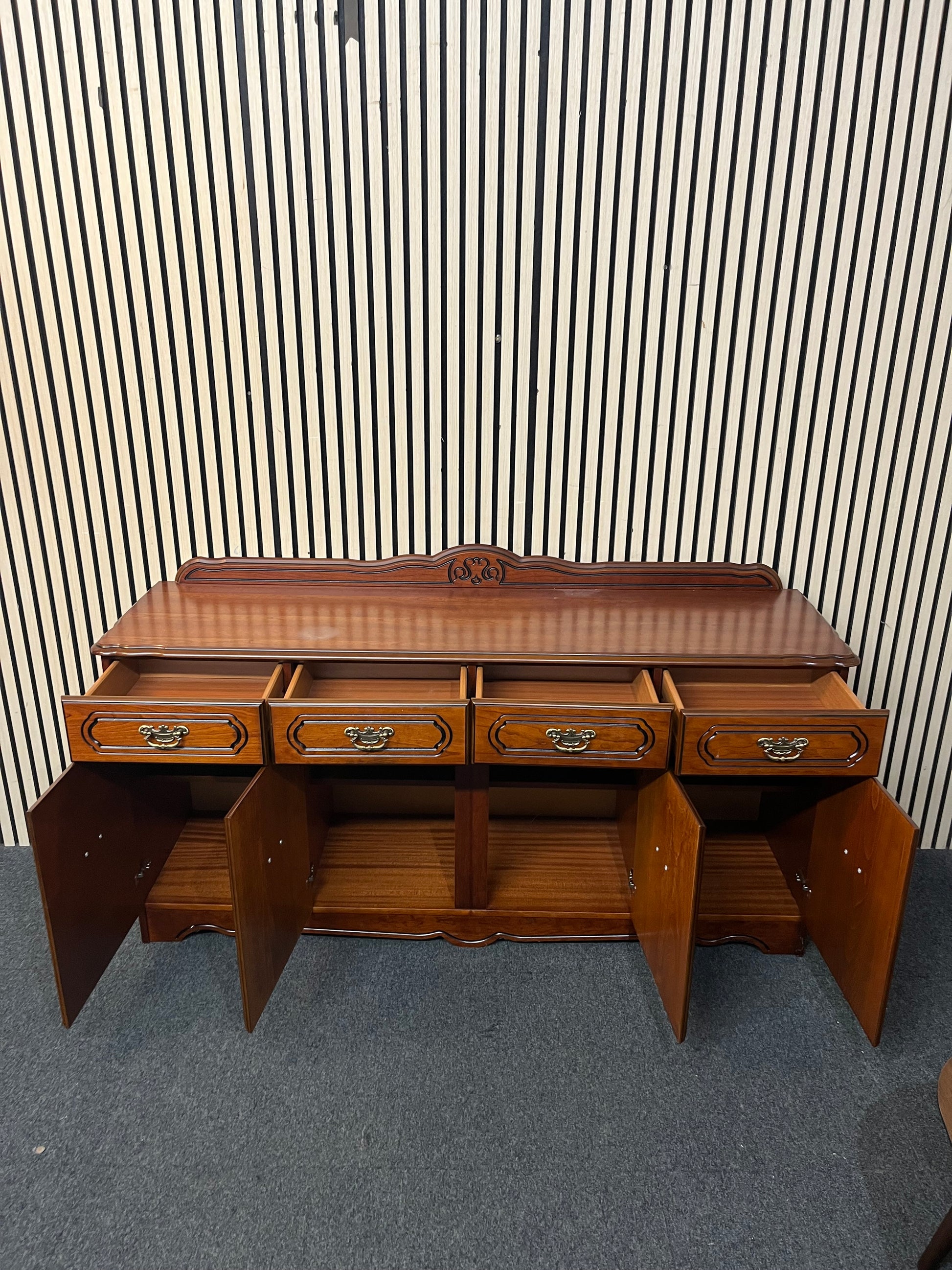 Rossmore mahogany 4 door 4 drawer sideboard with ornate handles (H 84 x W 158 x D 40 cm) 43445