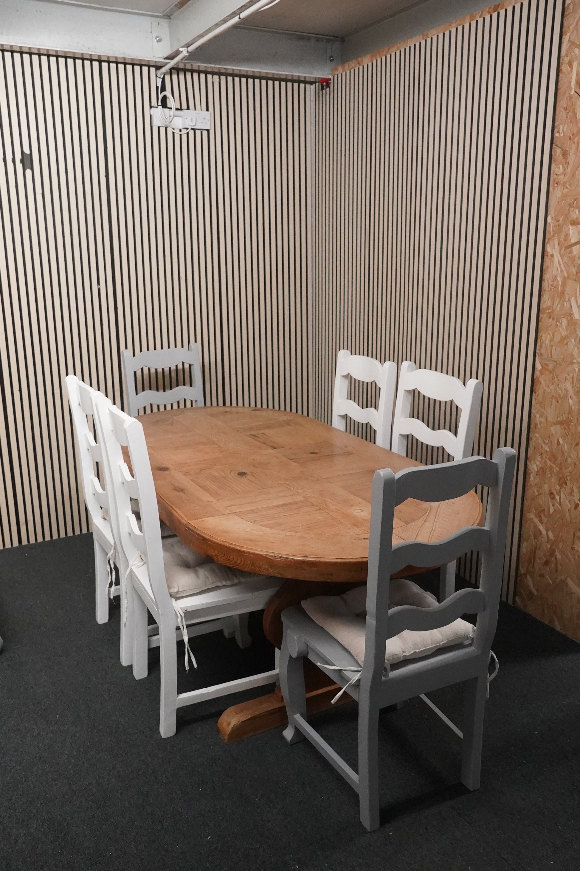 Parquet pitch pine oval table with six painted ladder-back chairs (L 200 x W 100 cm) 44342